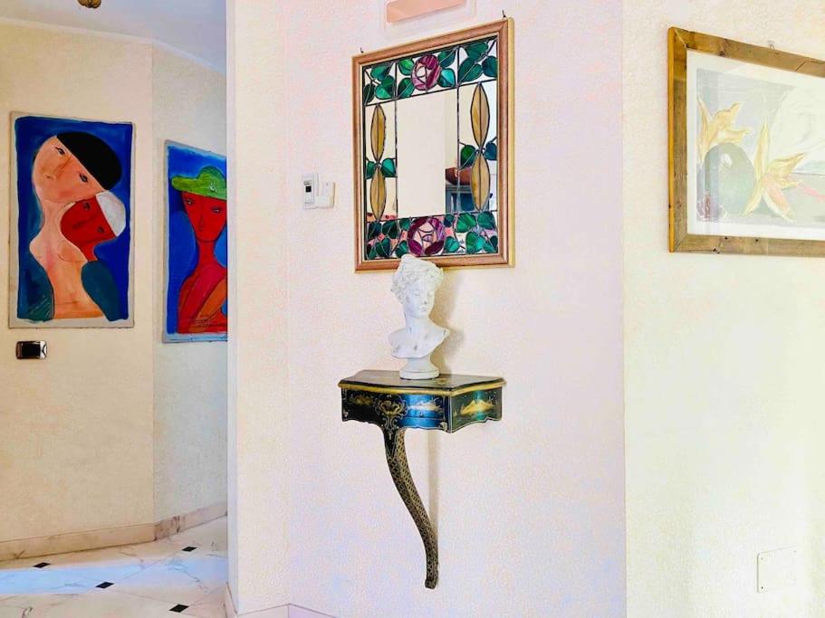 Artistic 2-bedroom condo