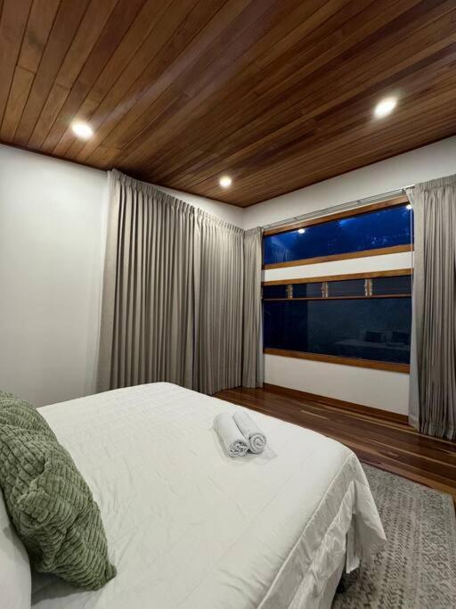 Refugio Monteverde house, privacy & ocean view!
