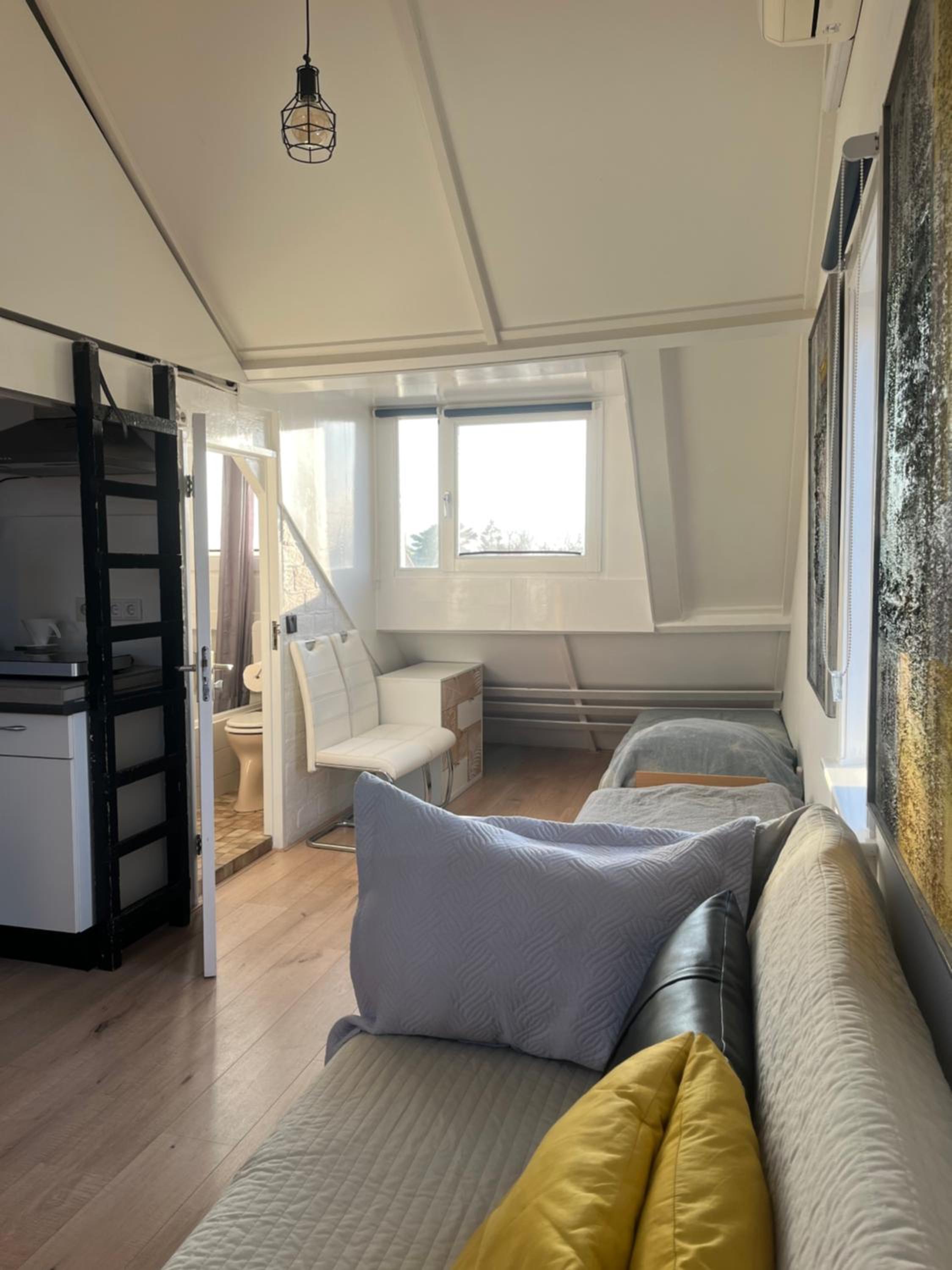 Zolderstudio dichtbij Goffert met eigen badkamer en WC, eigen keuken, eigen ingang view 2
