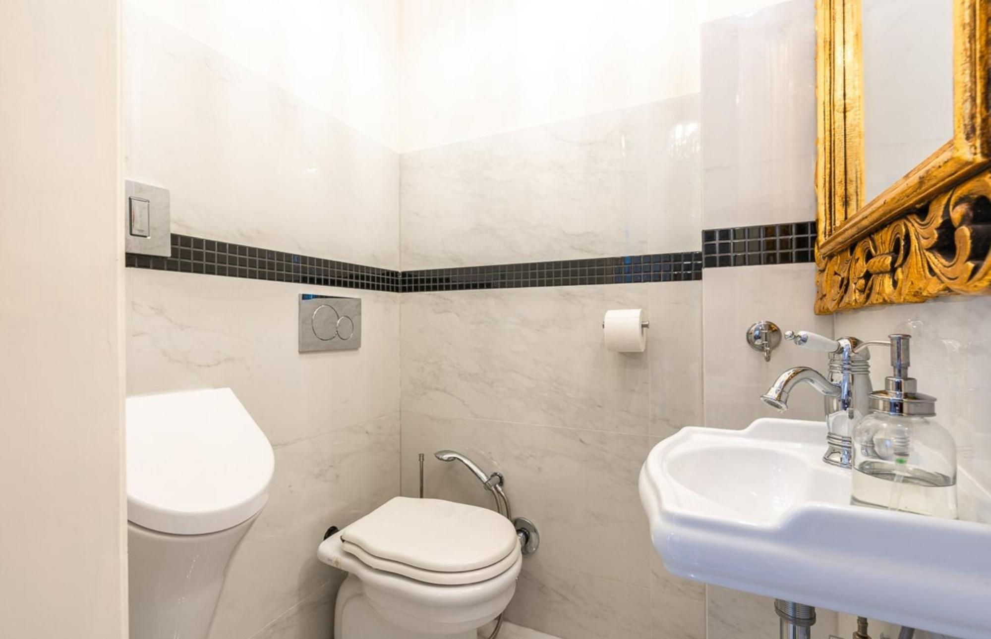 Magical Danube view in a spacious two bedroom suite next to Parliament