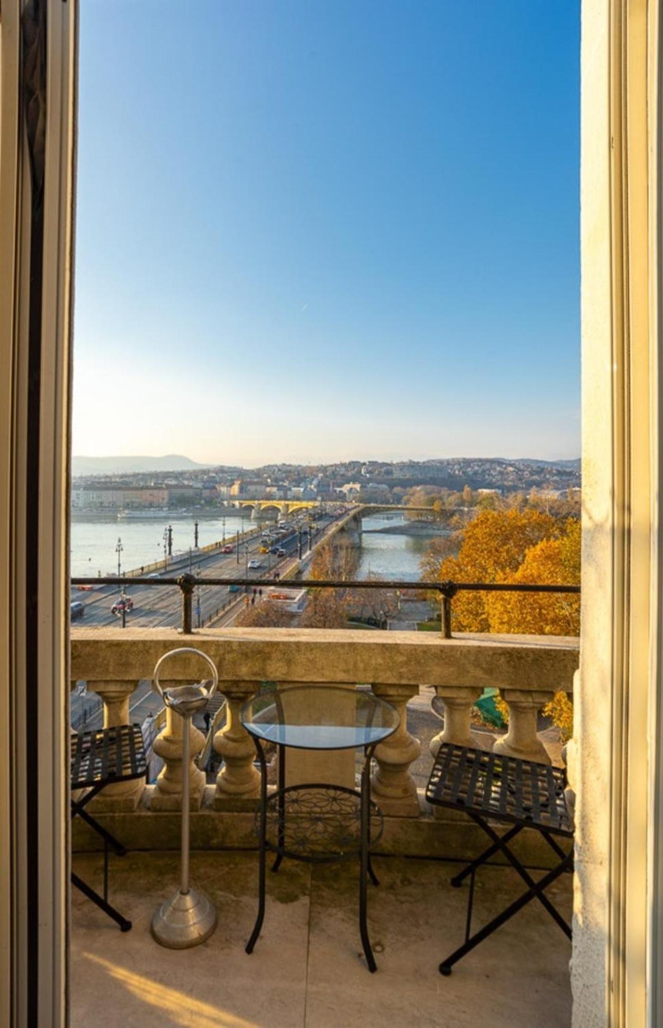 Magical Danube view in a spacious two bedroom suite next to Parliament