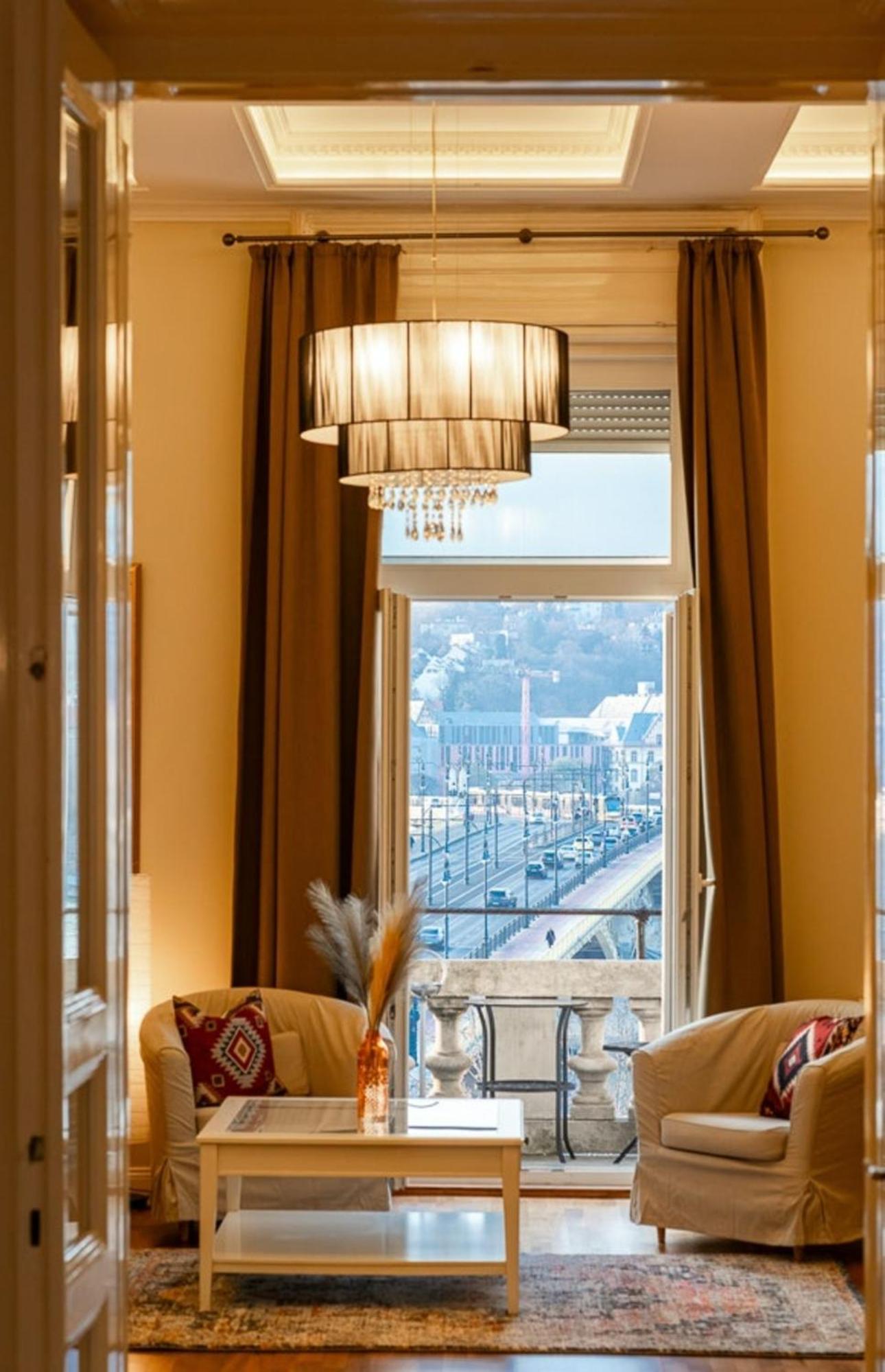 Magical Danube view in a spacious two bedroom suite next to Parliament
