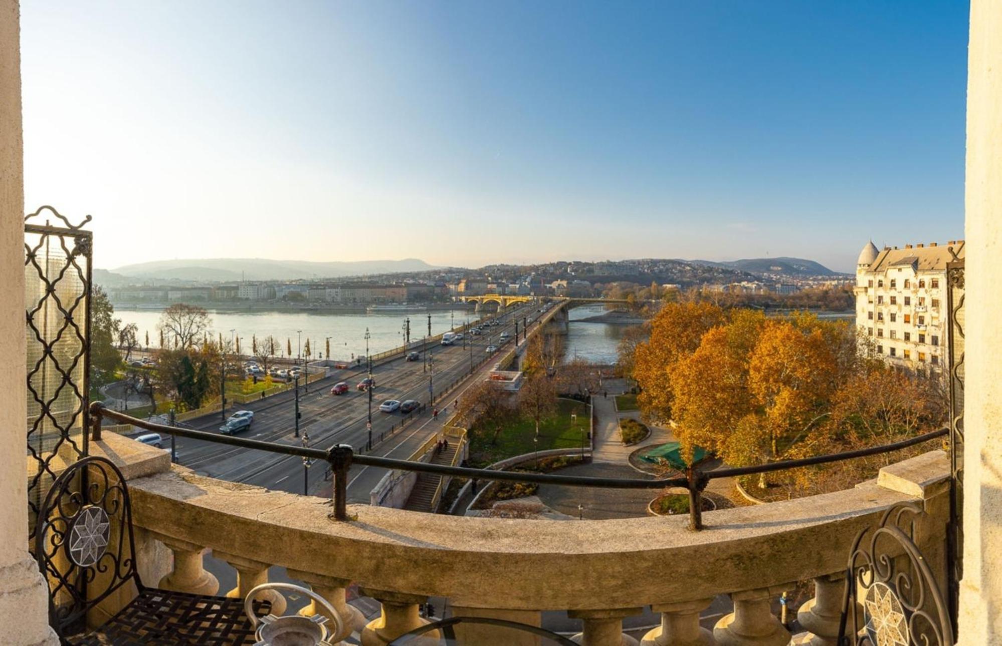 Magical Danube view in a spacious two bedroom suite next to Parliament