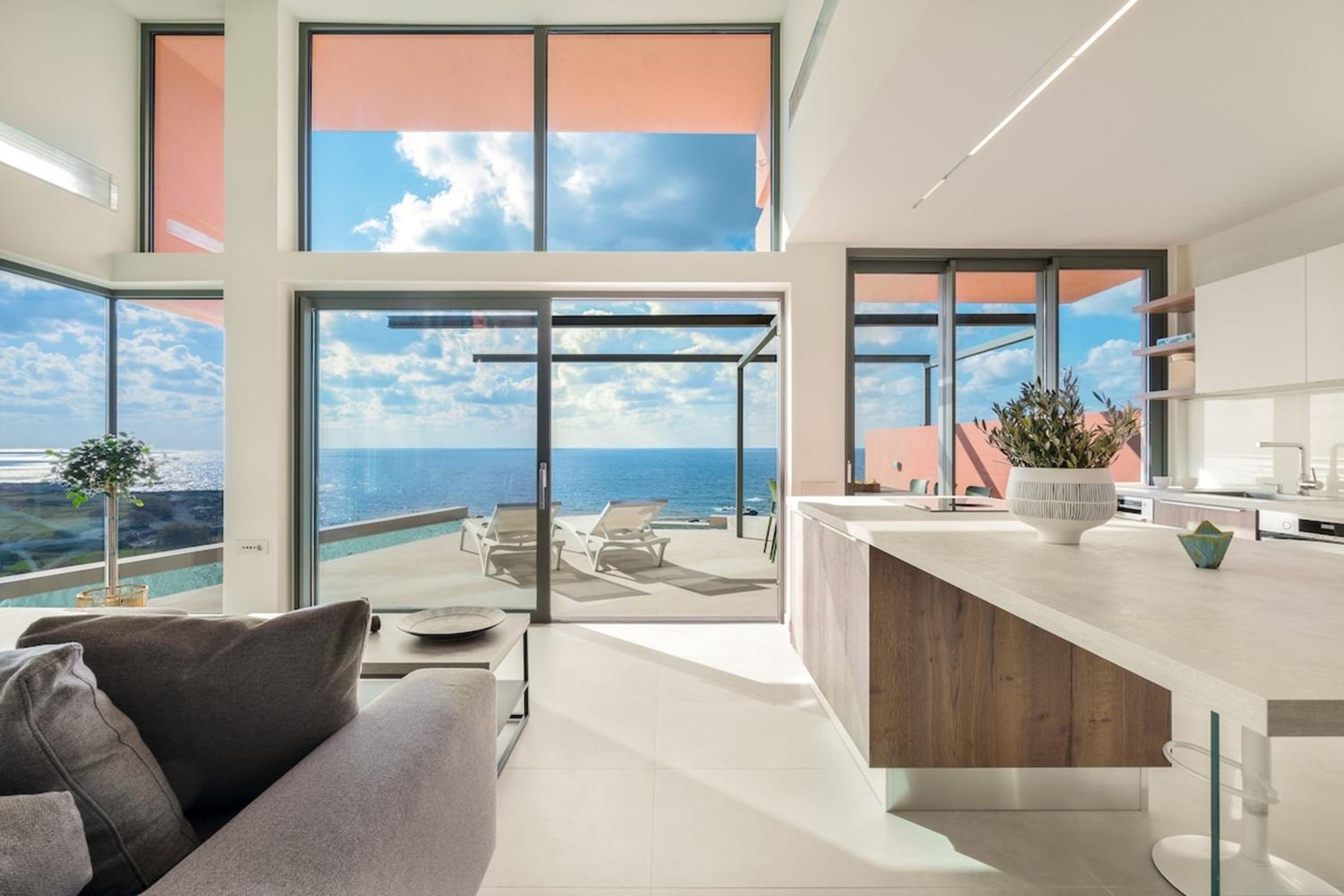 Casa Tarrha- Beachfront Villa with Heated Pool