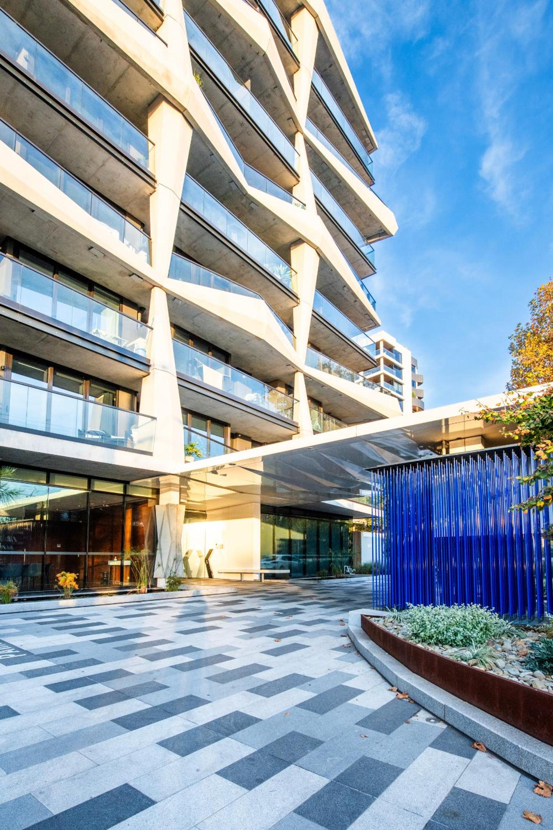 Lake Views, Pool, Gym, Library & Free Parking