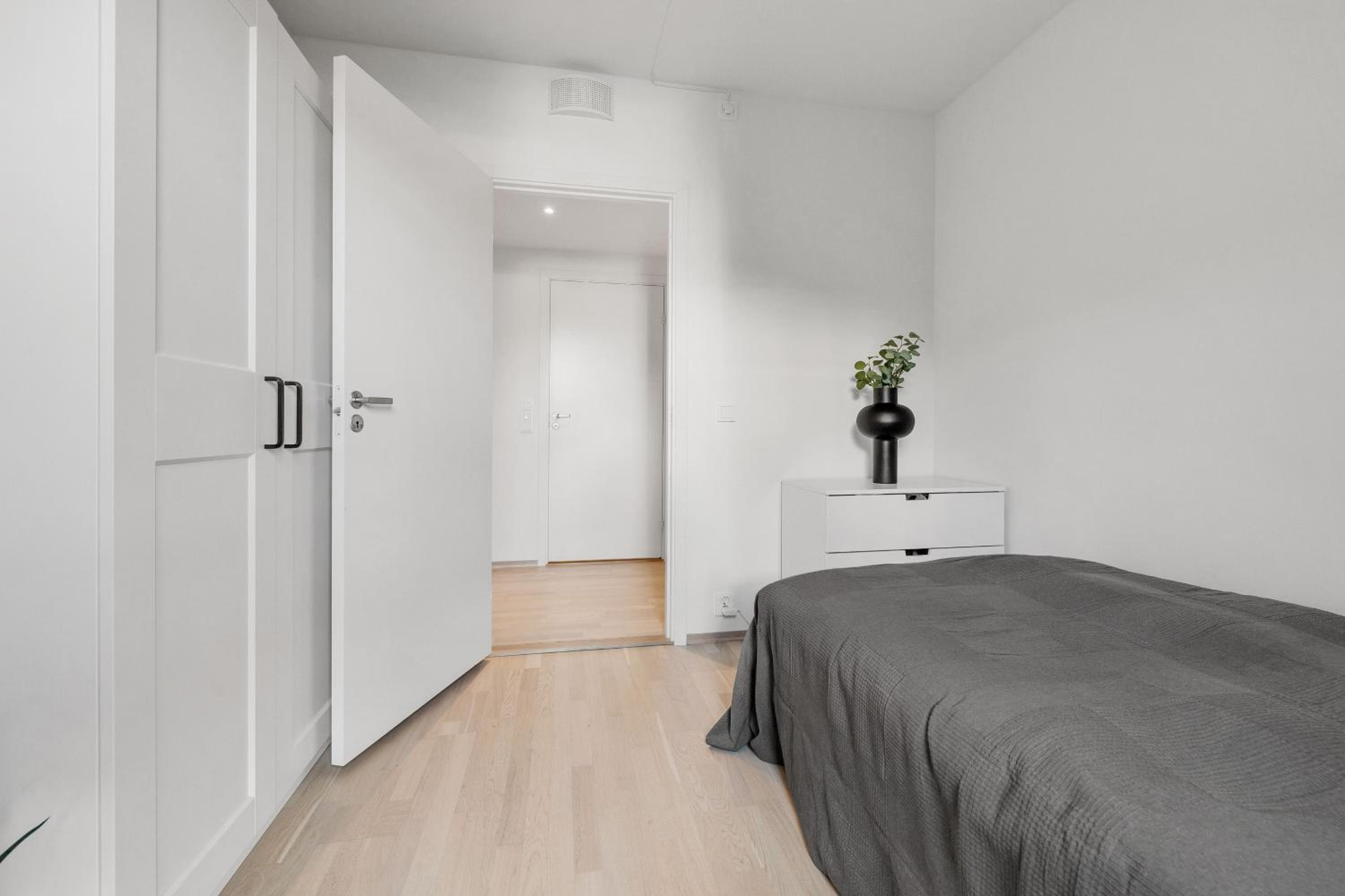 Peaceful, spacious and close to downtown by bus view 4