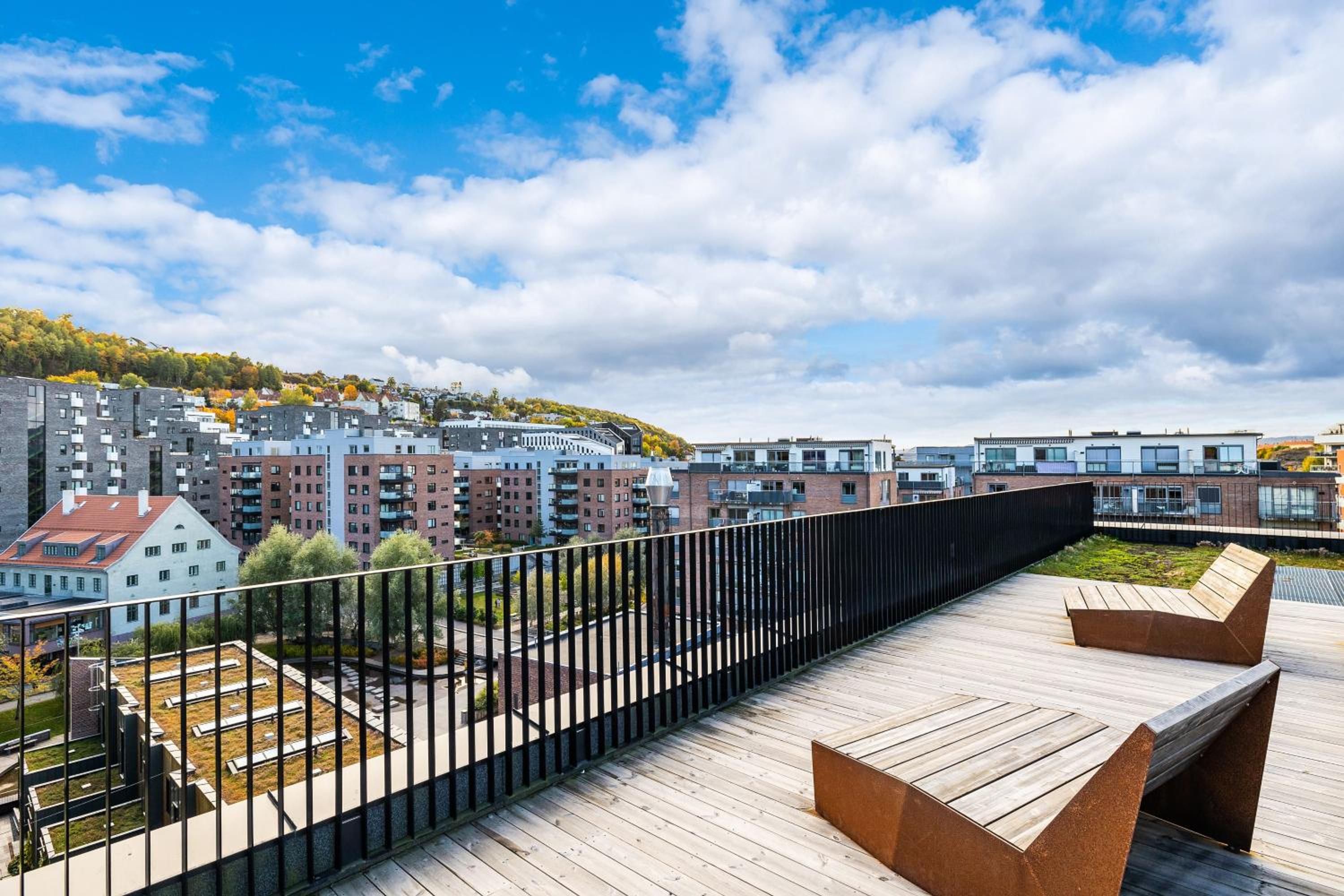 Peaceful, spacious and close to downtown by bus view 2
