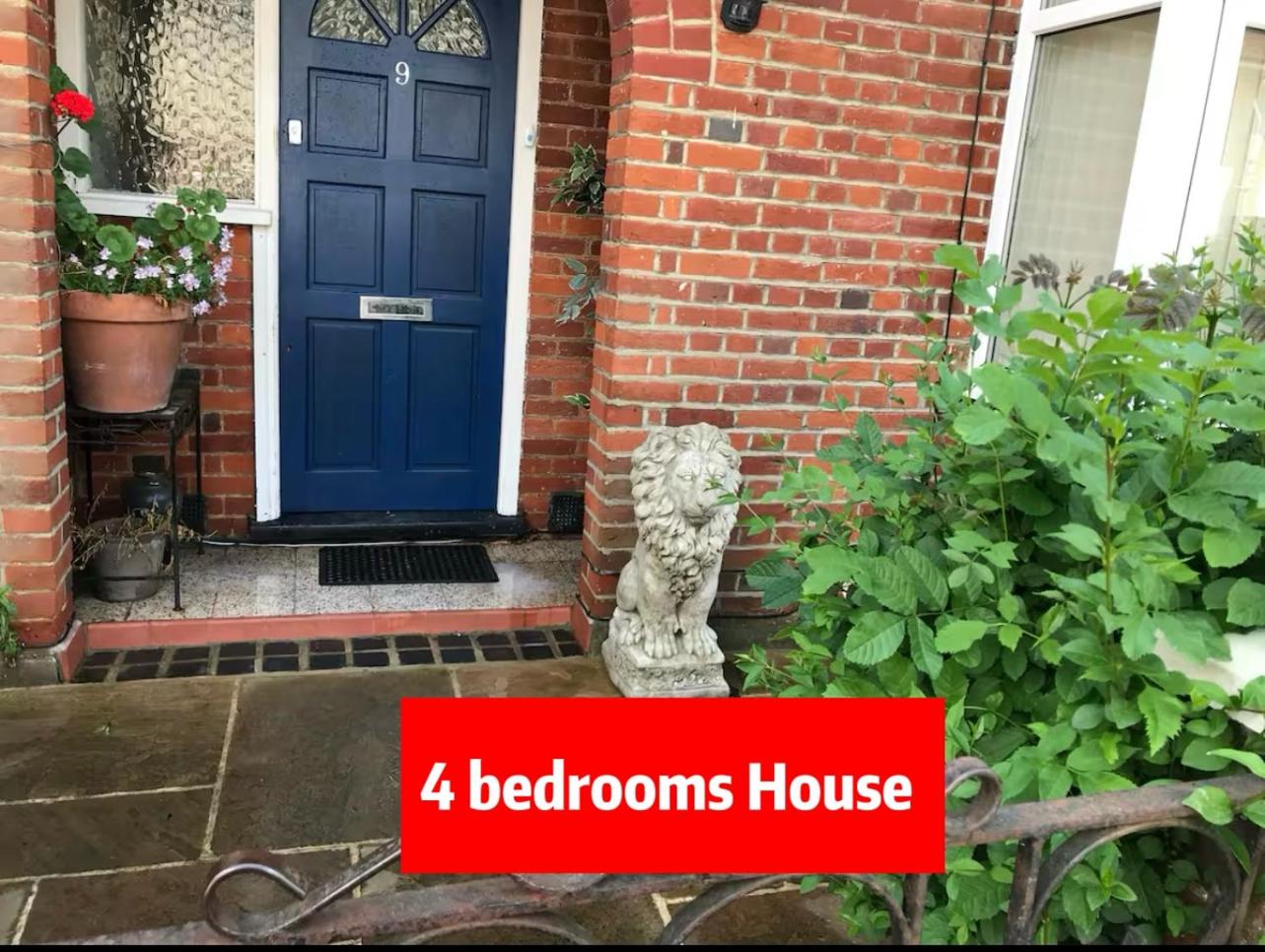 Parking up 2cars 4 Bedrooms House in St Albans City view 3