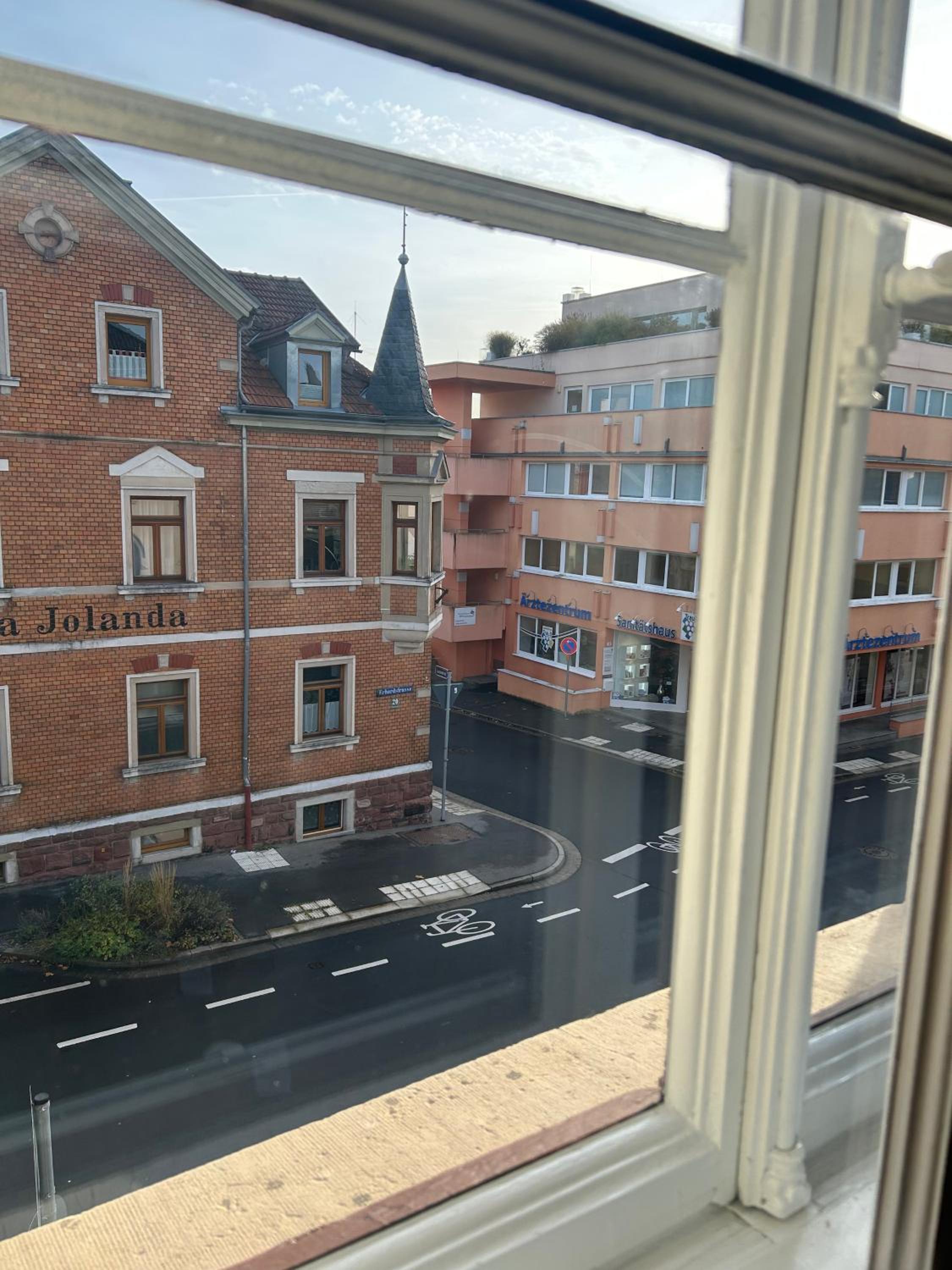 AAB Apartment 80qm mit 2 Schlafzimmern, Self-Check-in mit Wlan und gratis Parkplatz am Haus