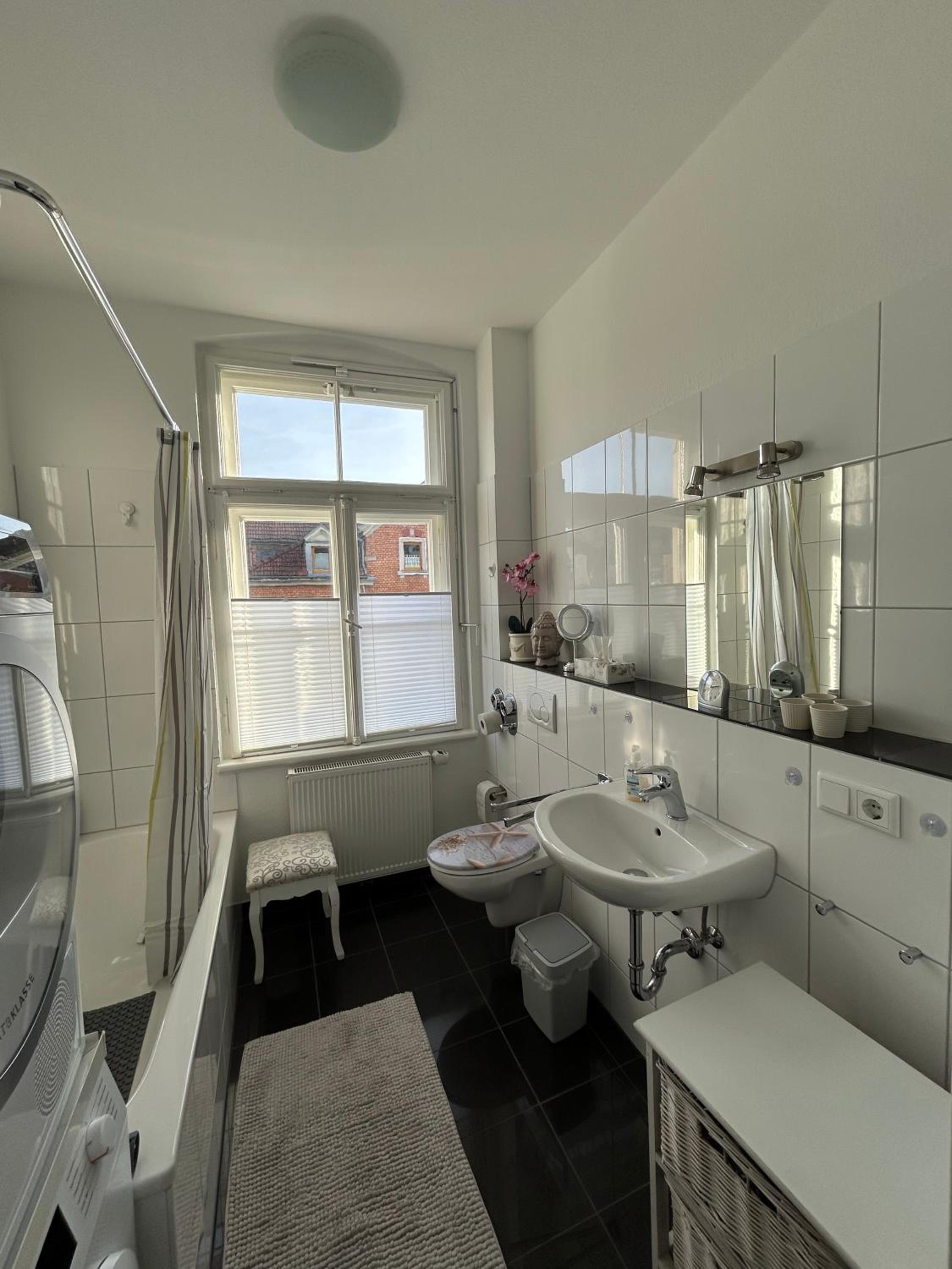 AAB Apartment 80qm mit 2 Schlafzimmern, Self-Check-in mit Wlan und gratis Parkplatz am Haus