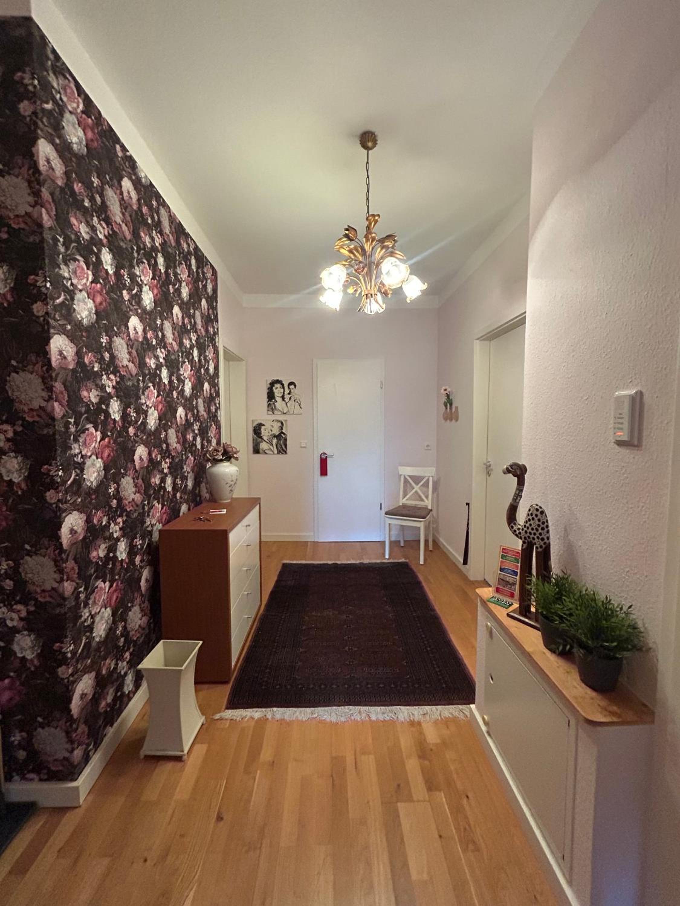 AAB Apartment 80qm mit 2 Schlafzimmern, Self-Check-in mit Wlan und gratis Parkplatz am Haus
