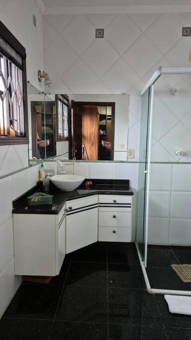 Lindo Sobrado com piscina no bairro do Indaia lado praia