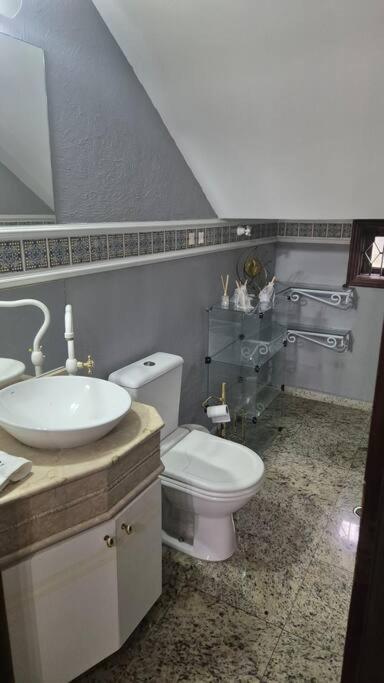 Lindo Sobrado com piscina no bairro do Indaia lado praia