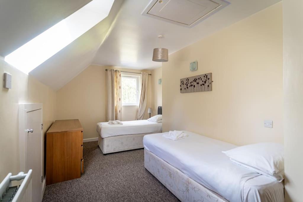 Weaver, woodland lodge with hot tub for 12 view 3