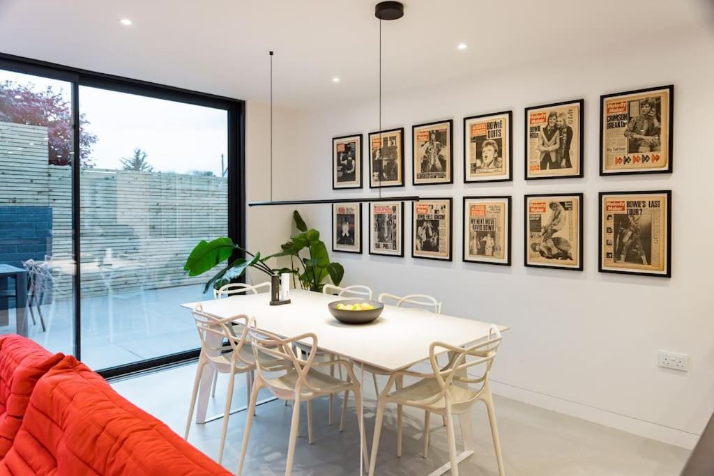 The Bowie is a David Bowie themed Smart House view 4