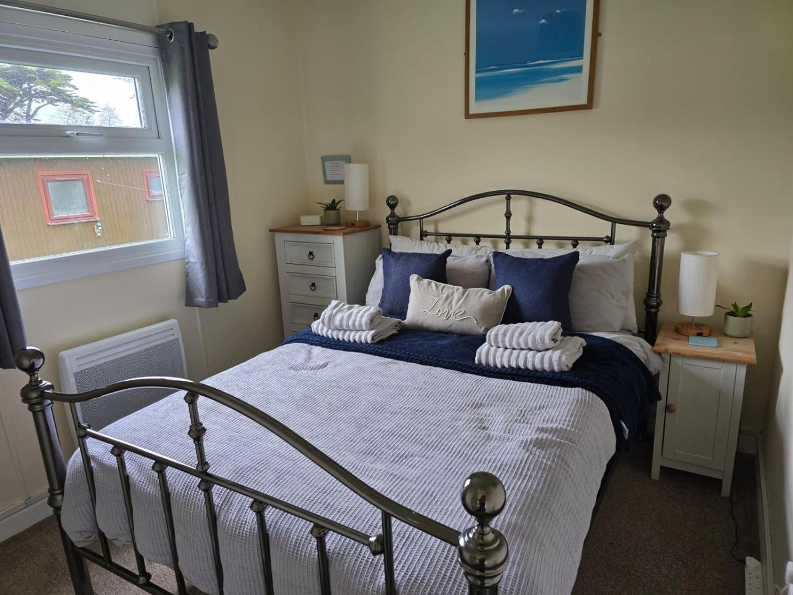 Entire Cozy Chalet in Bideford Bay Holiday Park view 5