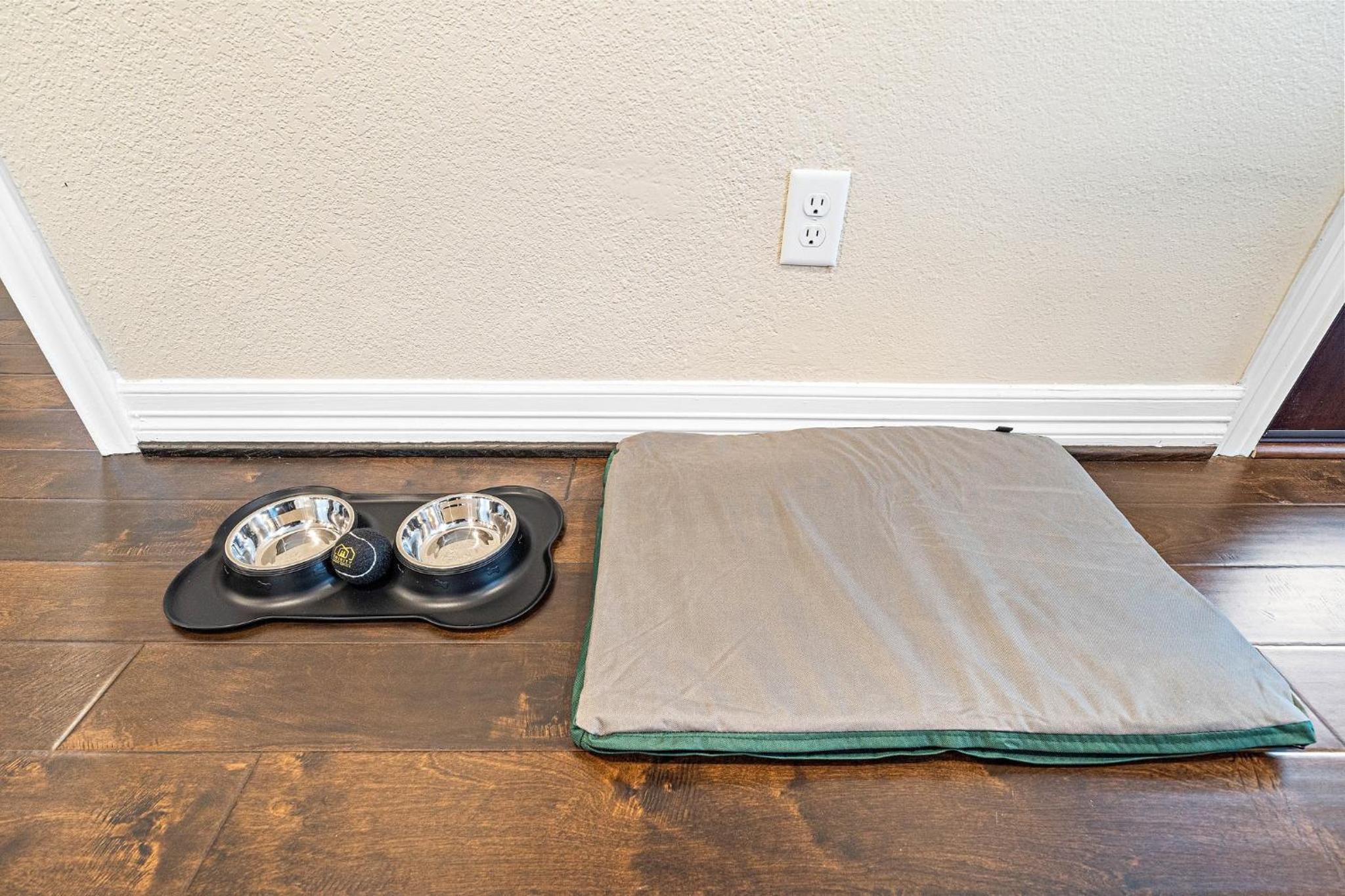 Houston Stay Game Room BBQ Yard Sleeps 16 view 5