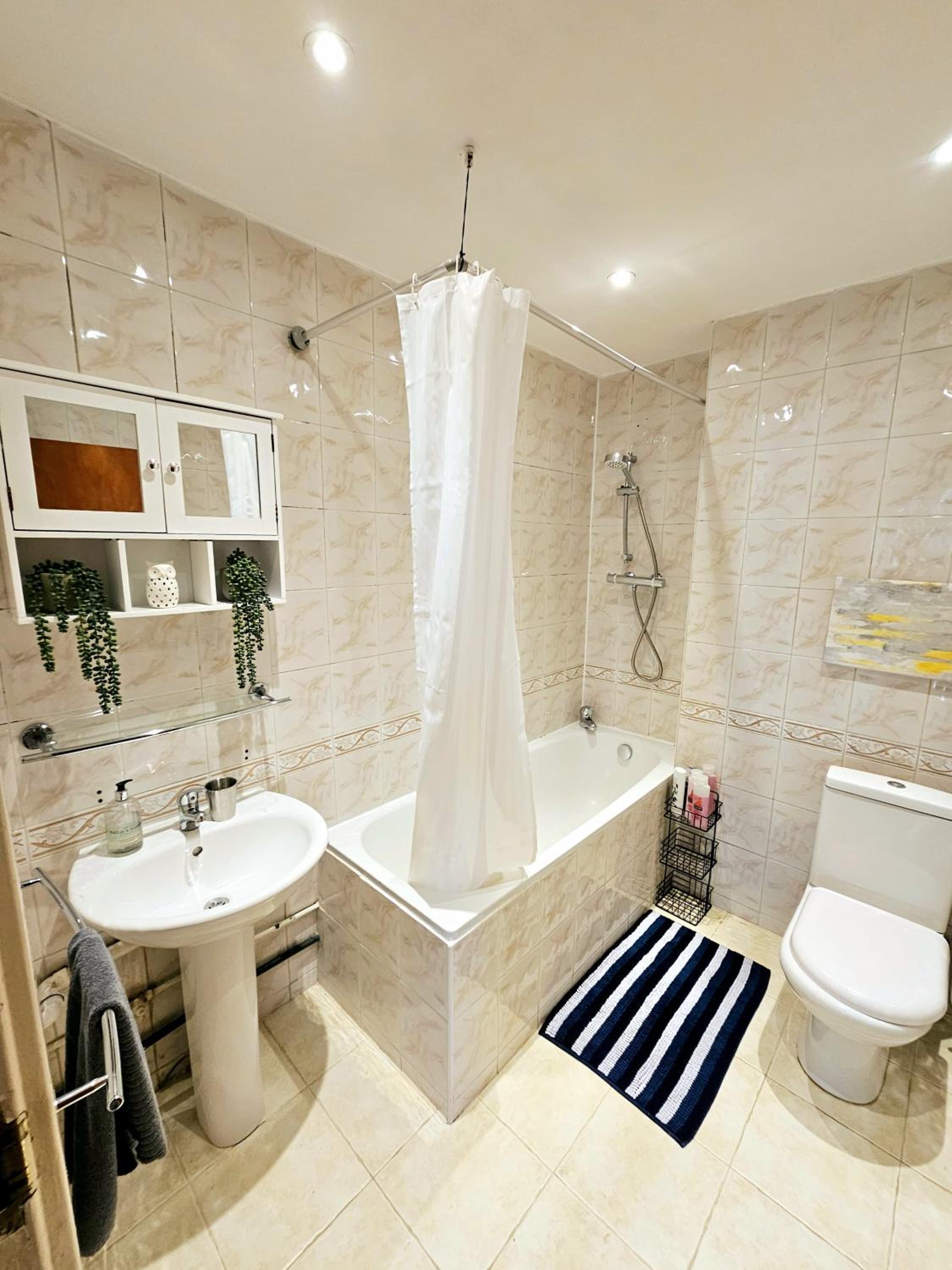 Bright & Spacious Home in Building with Lift, right next to Bayswater Station - Walk to Kensington Palace, Hyde Park, Little Venice & Notting Hill