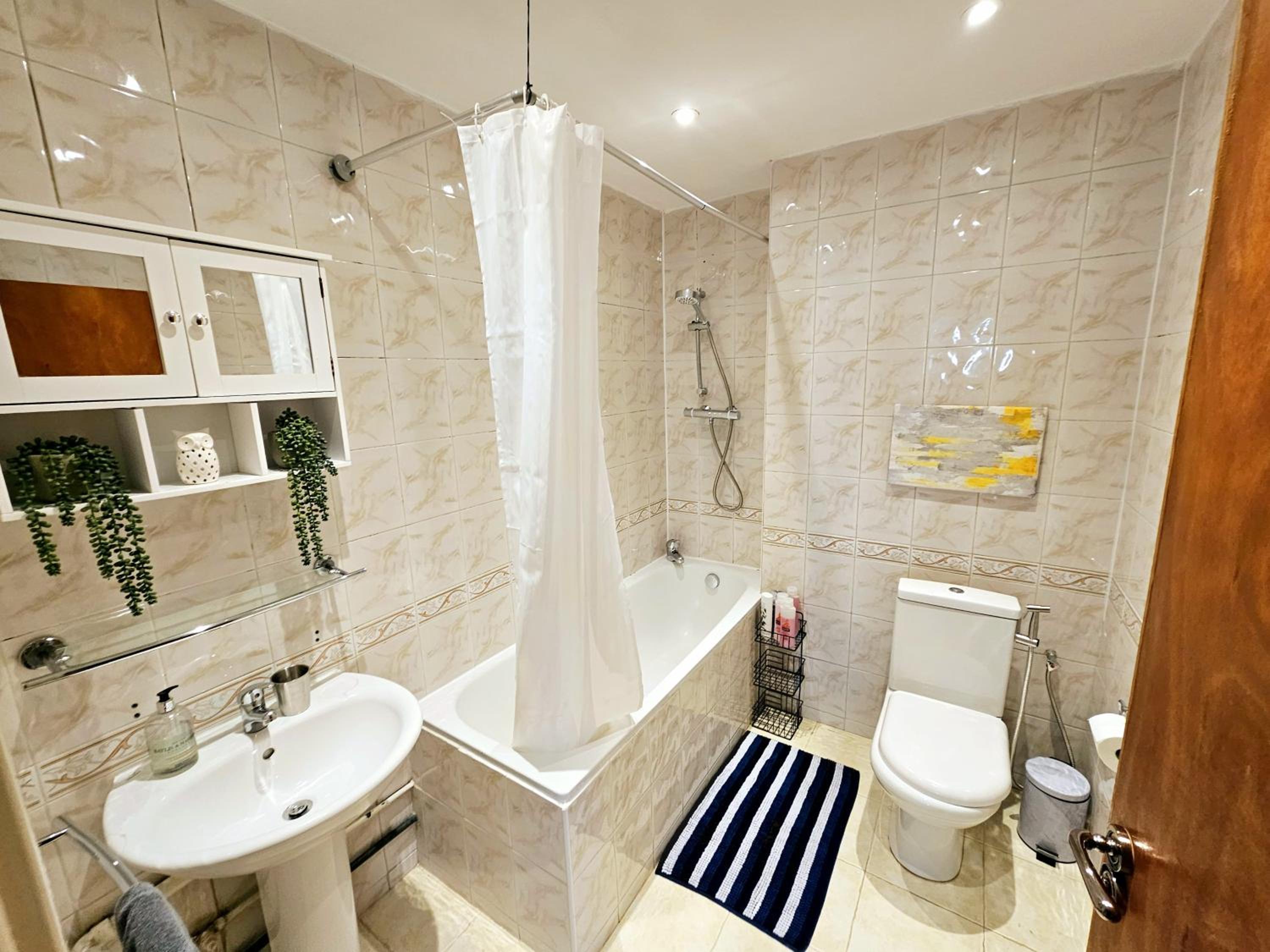Bright & Spacious Home in Building with Lift, right next to Bayswater Station - Walk to Kensington Palace, Hyde Park, Little Venice & Notting Hill