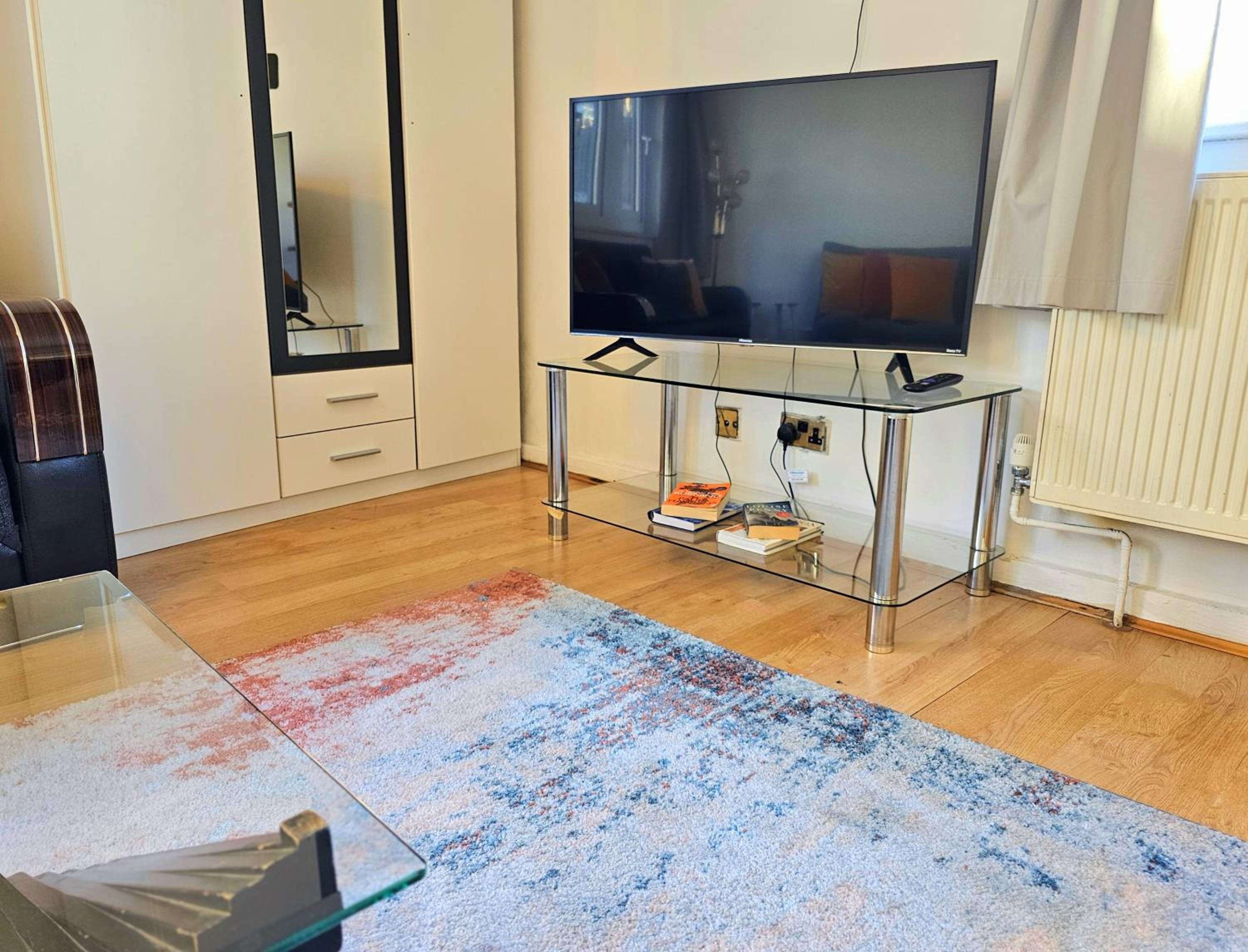 Bright & Spacious Home in Building with Lift, right next to Bayswater Station - Walk to Kensington Palace, Hyde Park, Little Venice & Notting Hill