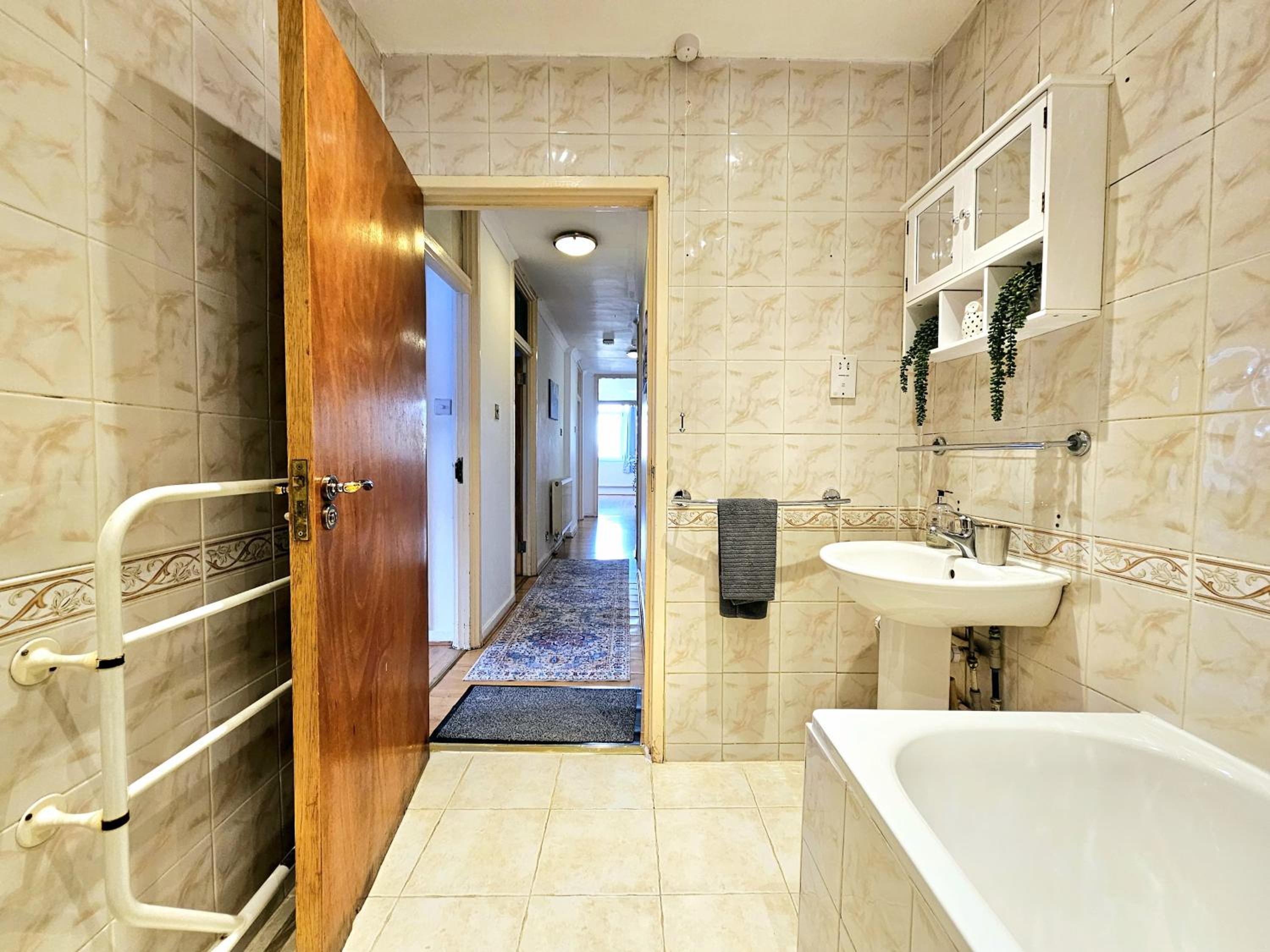 Bright & Spacious Home in Building with Lift, right next to Bayswater Station - Walk to Kensington Palace, Hyde Park, Little Venice & Notting Hill