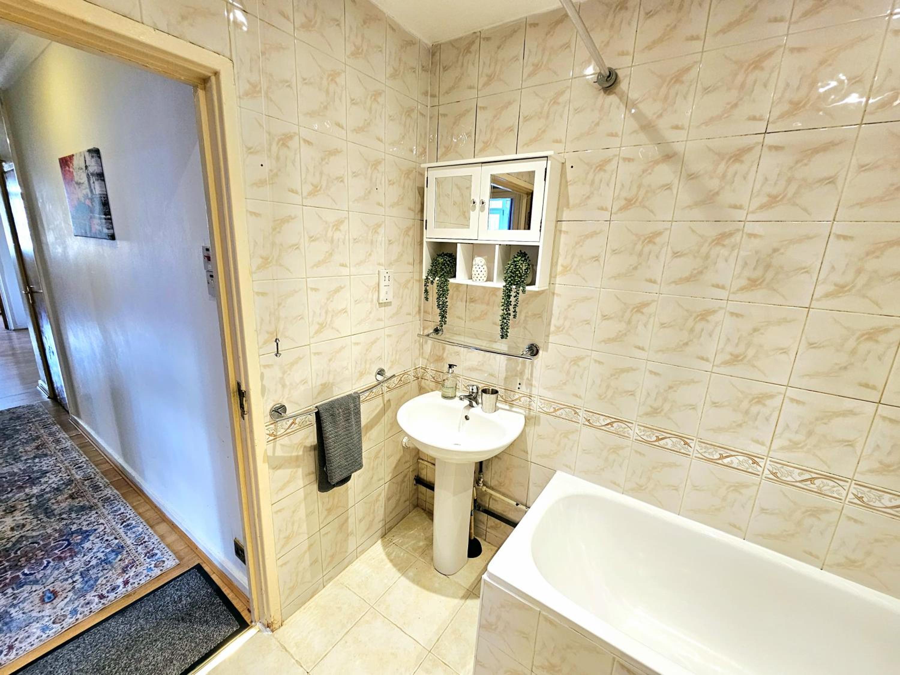 Bright & Spacious Home in Building with Lift, right next to Bayswater Station - Walk to Kensington Palace, Hyde Park, Little Venice & Notting Hill