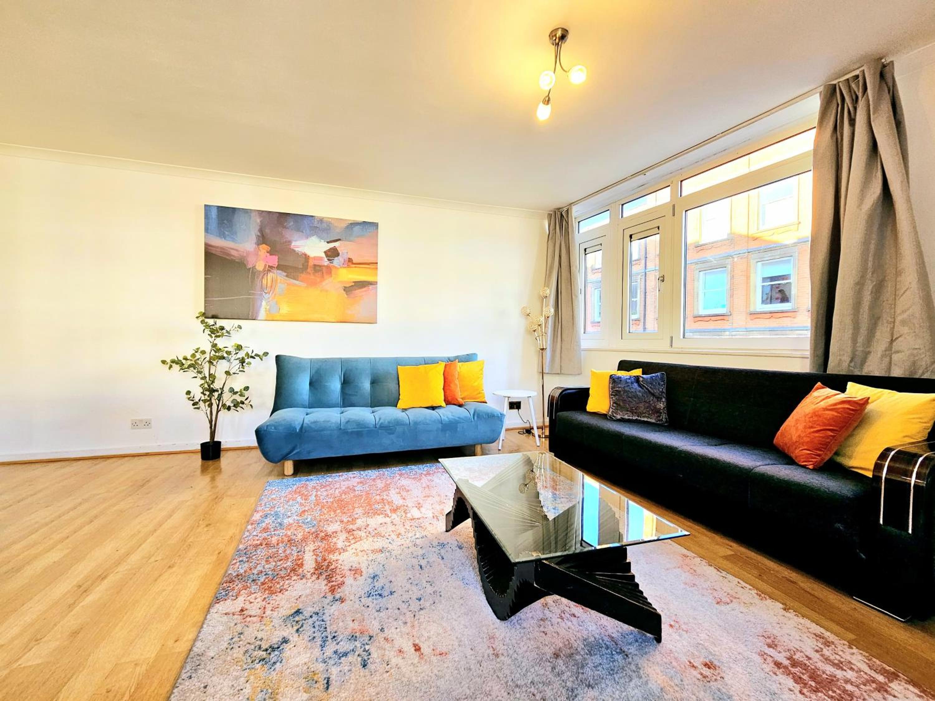 Bright & Spacious Home in Building with Lift, right next to Bayswater Station - Walk to Kensington Palace, Hyde Park, Little Venice & Notting Hill