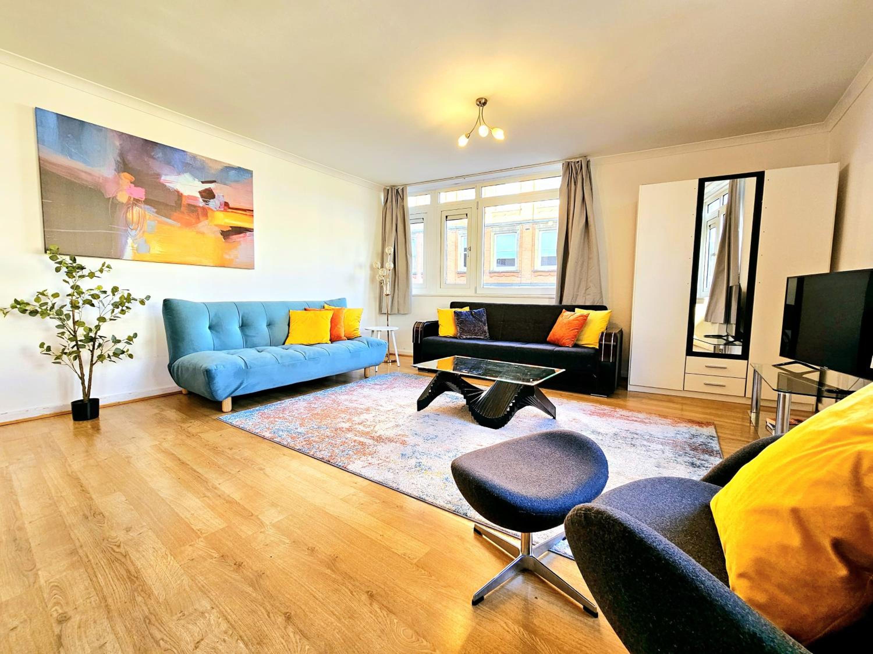 Bright & Spacious Home in Building with Lift, right next to Bayswater Station - Walk to Kensington Palace, Hyde Park, Little Venice & Notting Hill