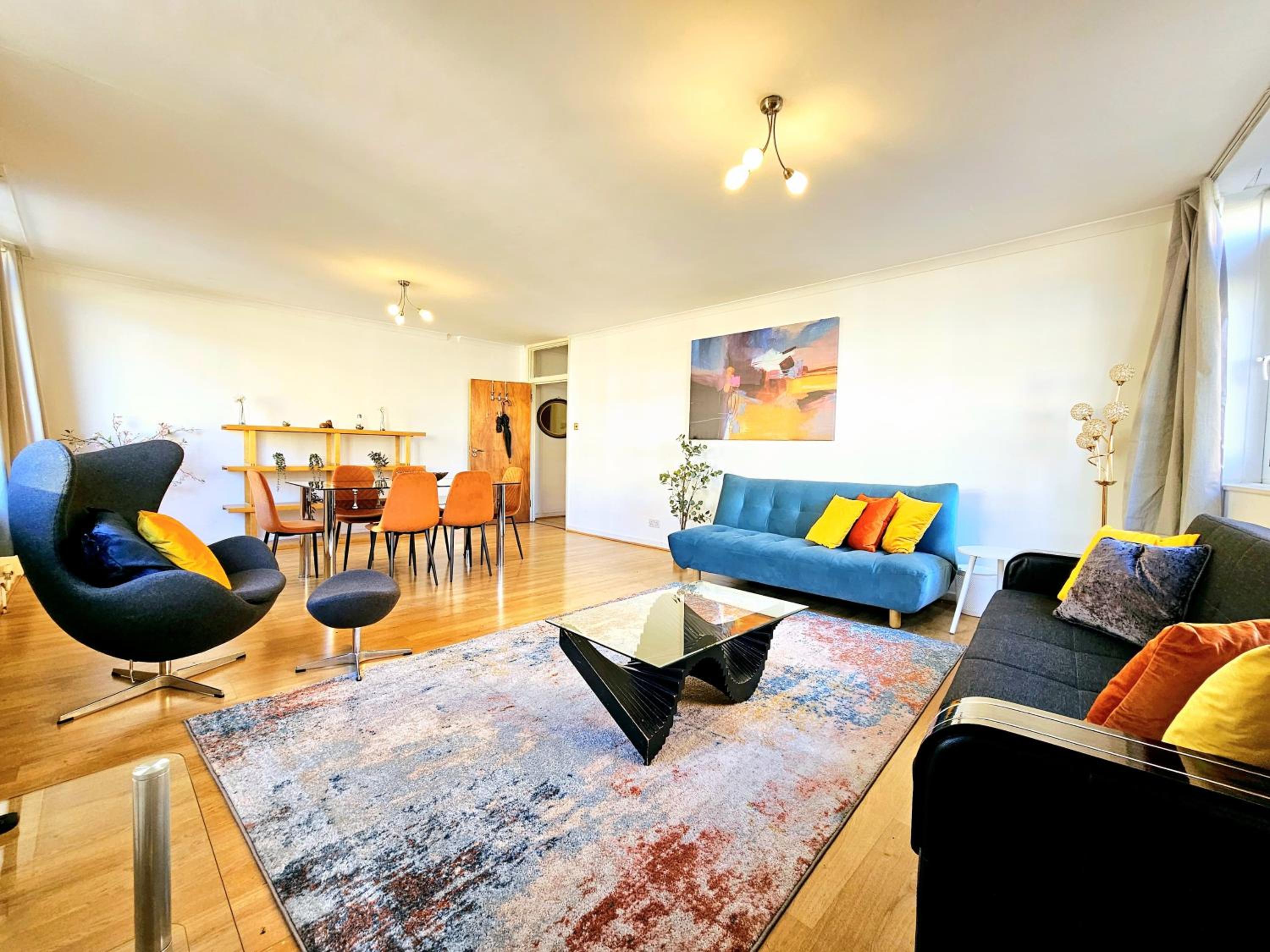 Bright & Spacious Home in Building with Lift, right next to Bayswater Station - Walk to Kensington Palace, Hyde Park, Little Venice & Notting Hill