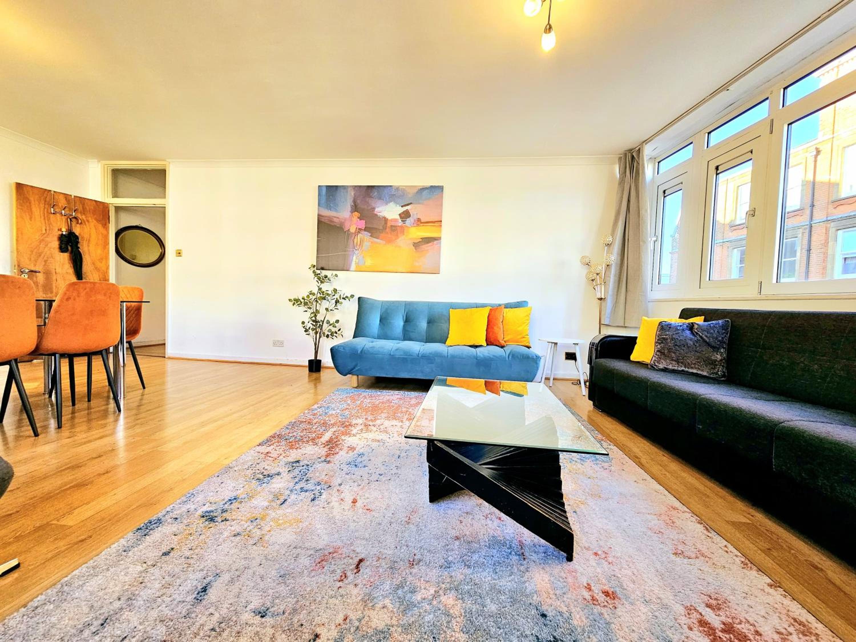 Bright & Spacious Home in Building with Lift, right next to Bayswater Station - Walk to Kensington Palace, Hyde Park, Little Venice & Notting Hill