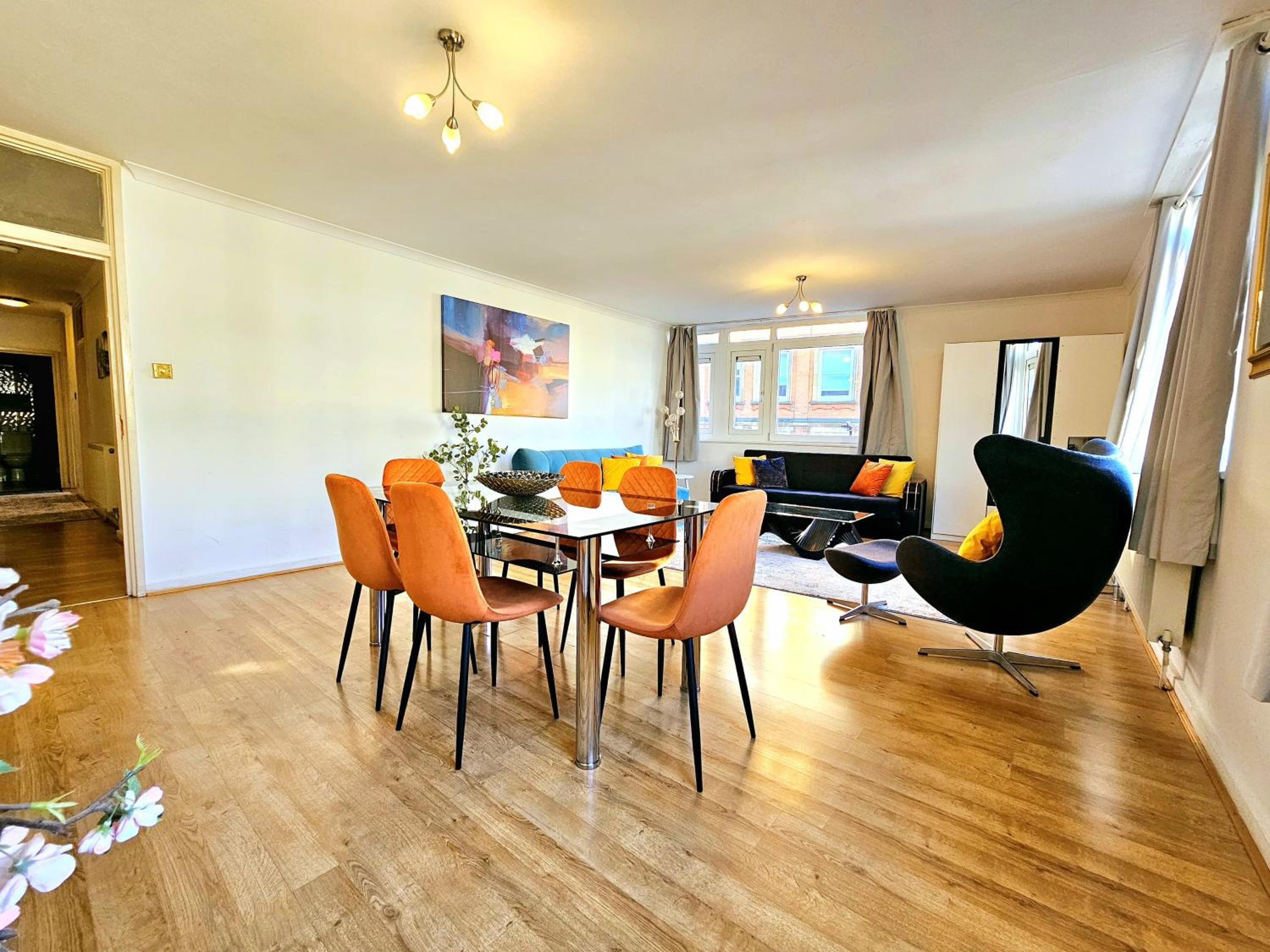 Bright & Spacious Home in Building with Lift, right next to Bayswater Station - Walk to Kensington Palace, Hyde Park, Little Venice & Notting Hill