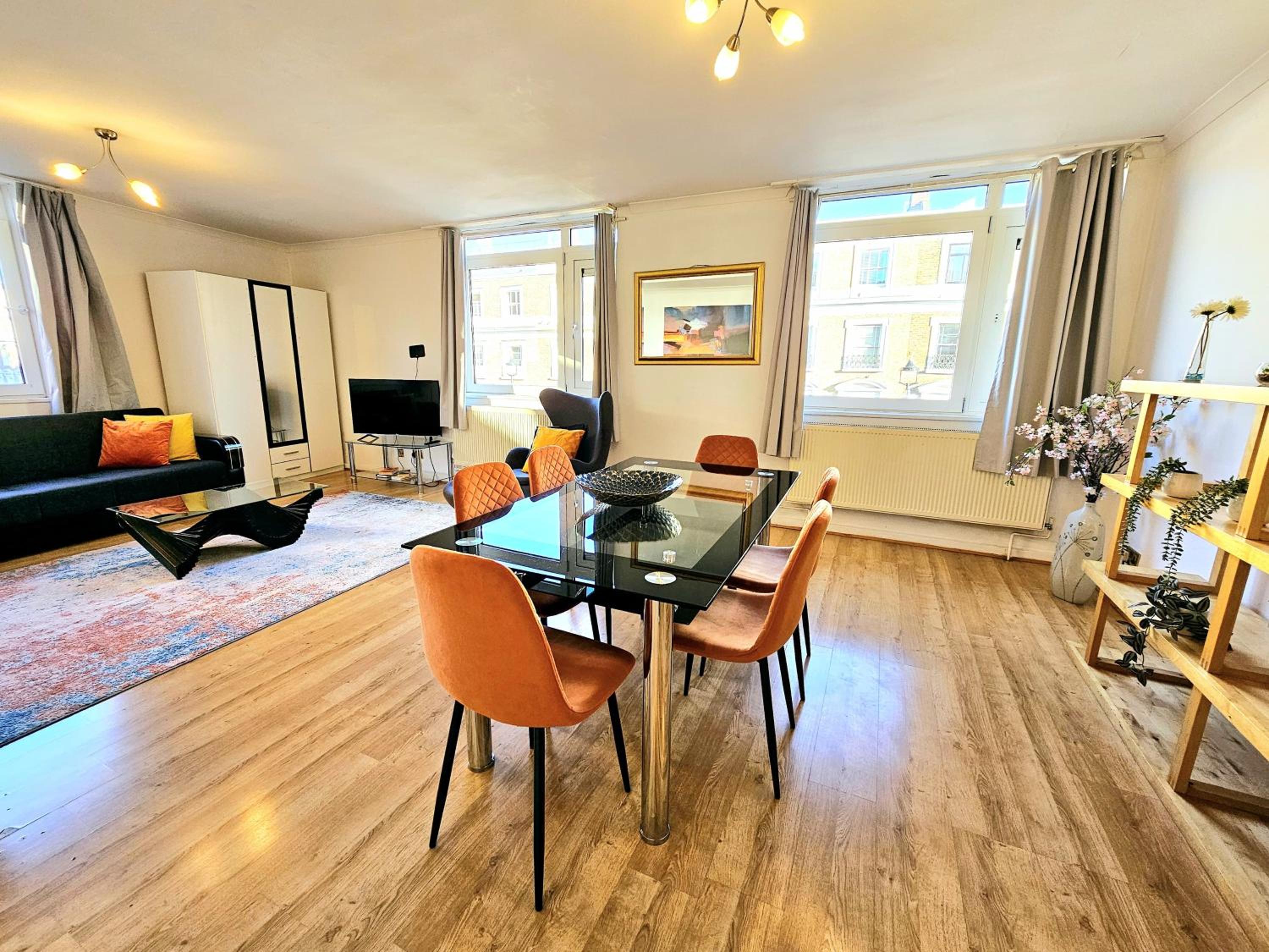 Bright & Spacious Home in Building with Lift, right next to Bayswater Station - Walk to Kensington Palace, Hyde Park, Little Venice & Notting Hill