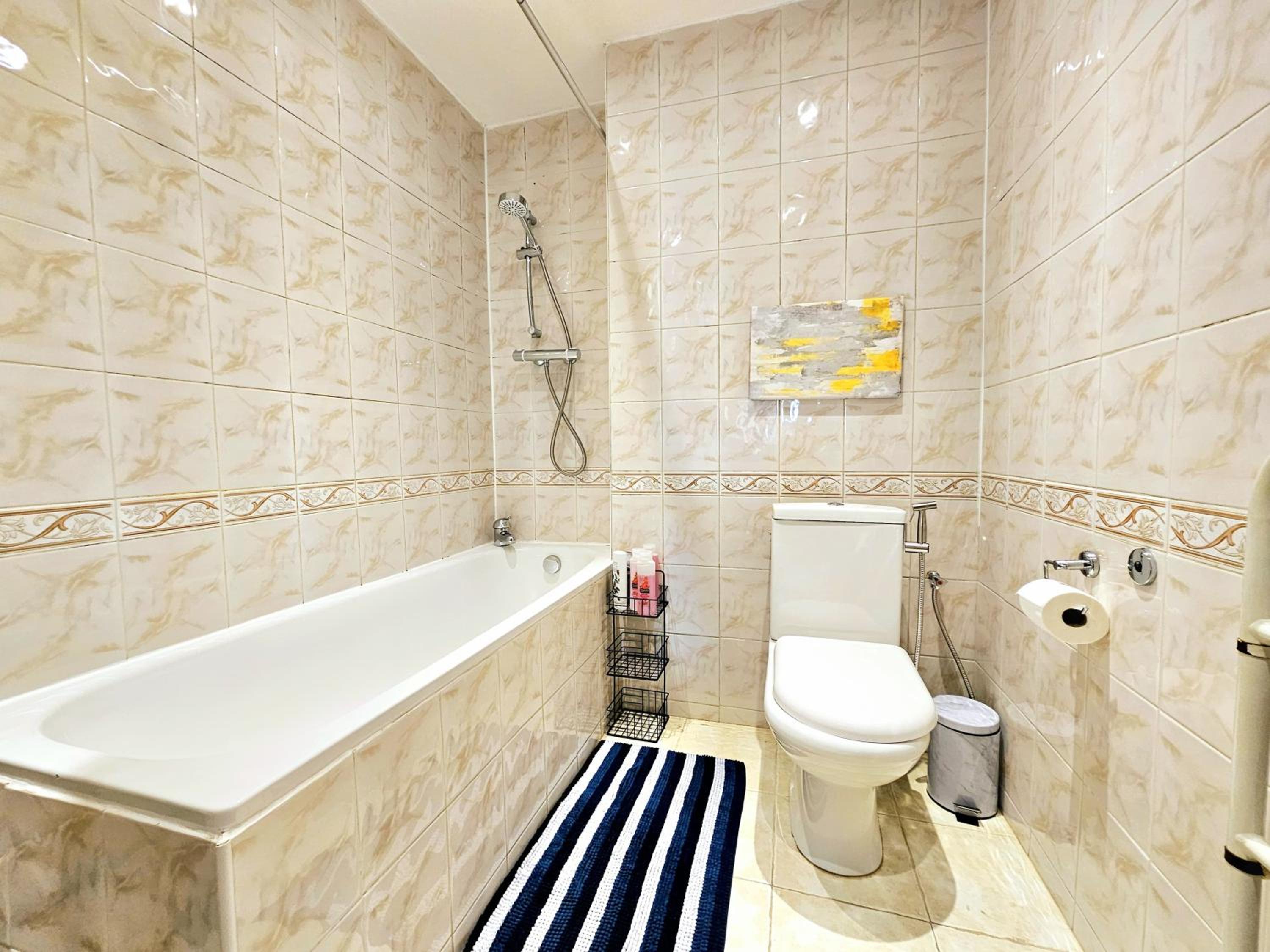 Bright & Spacious Home in Building with Lift, right next to Bayswater Station - Walk to Kensington Palace, Hyde Park, Little Venice & Notting Hill
