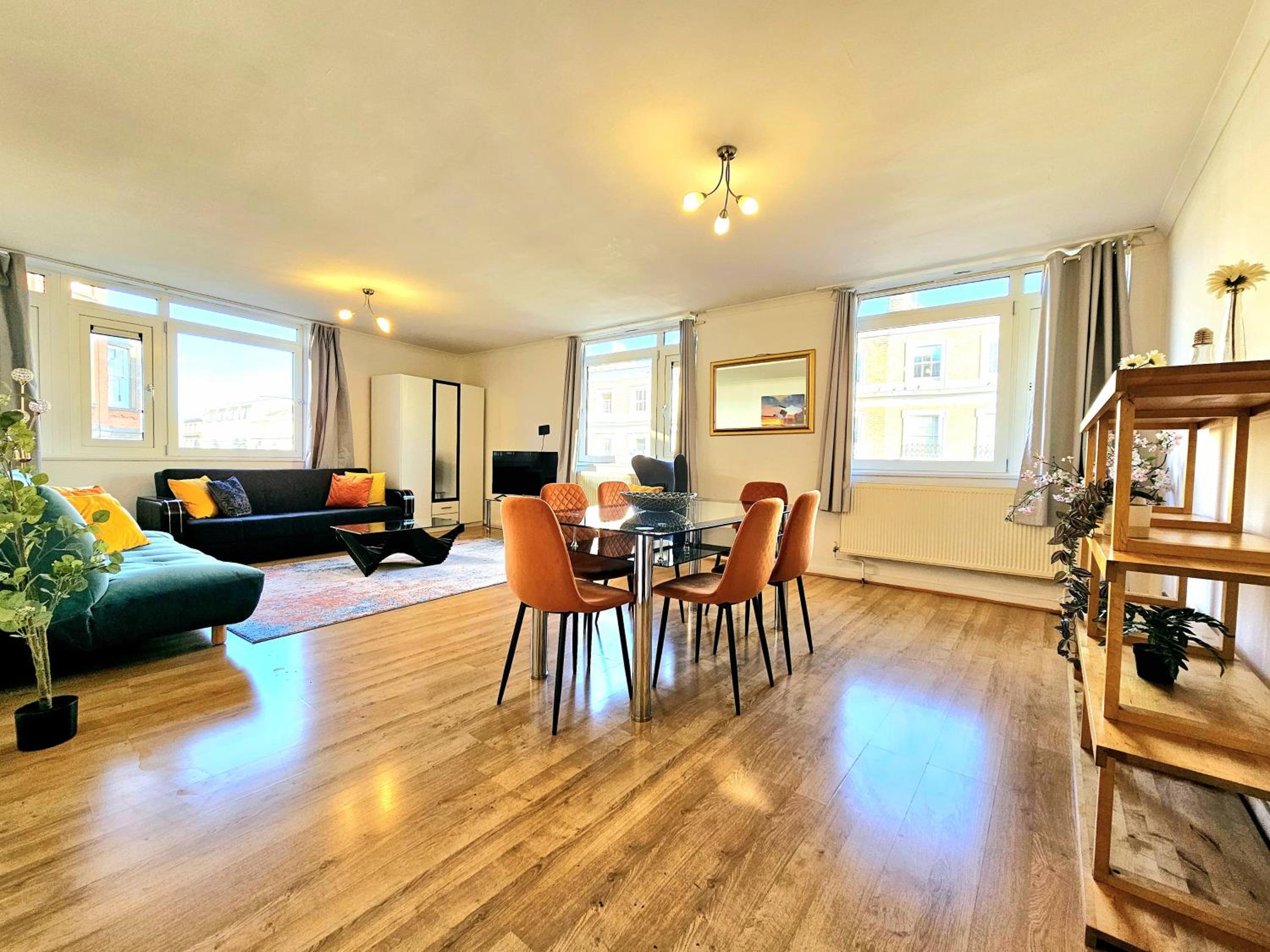 Bright & Spacious Home in Building with Lift, right next to Bayswater Station - Walk to Kensington Palace, Hyde Park, Little Venice & Notting Hill