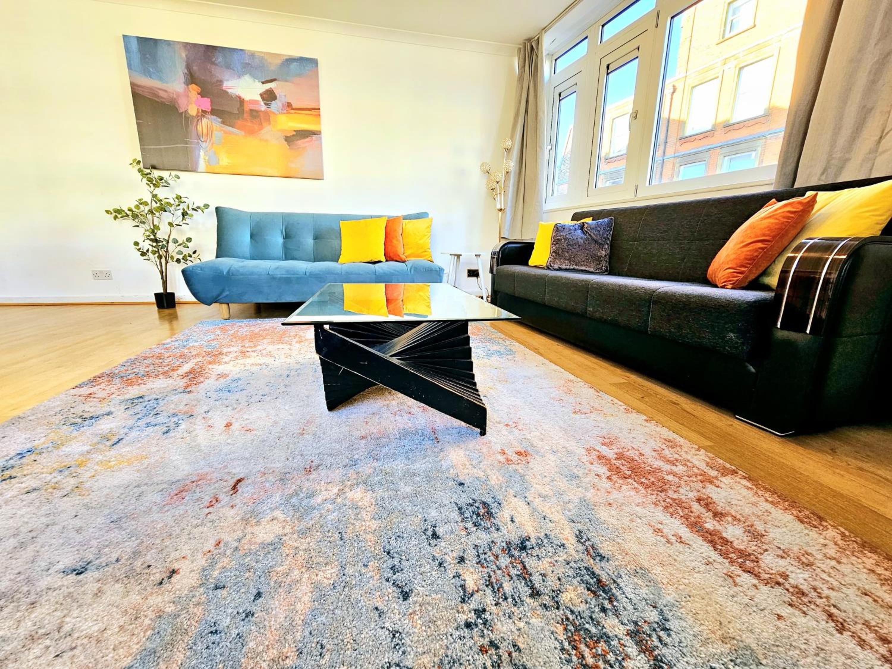 Bright & Spacious Home in Building with Lift, right next to Bayswater Station - Walk to Kensington Palace, Hyde Park, Little Venice & Notting Hill