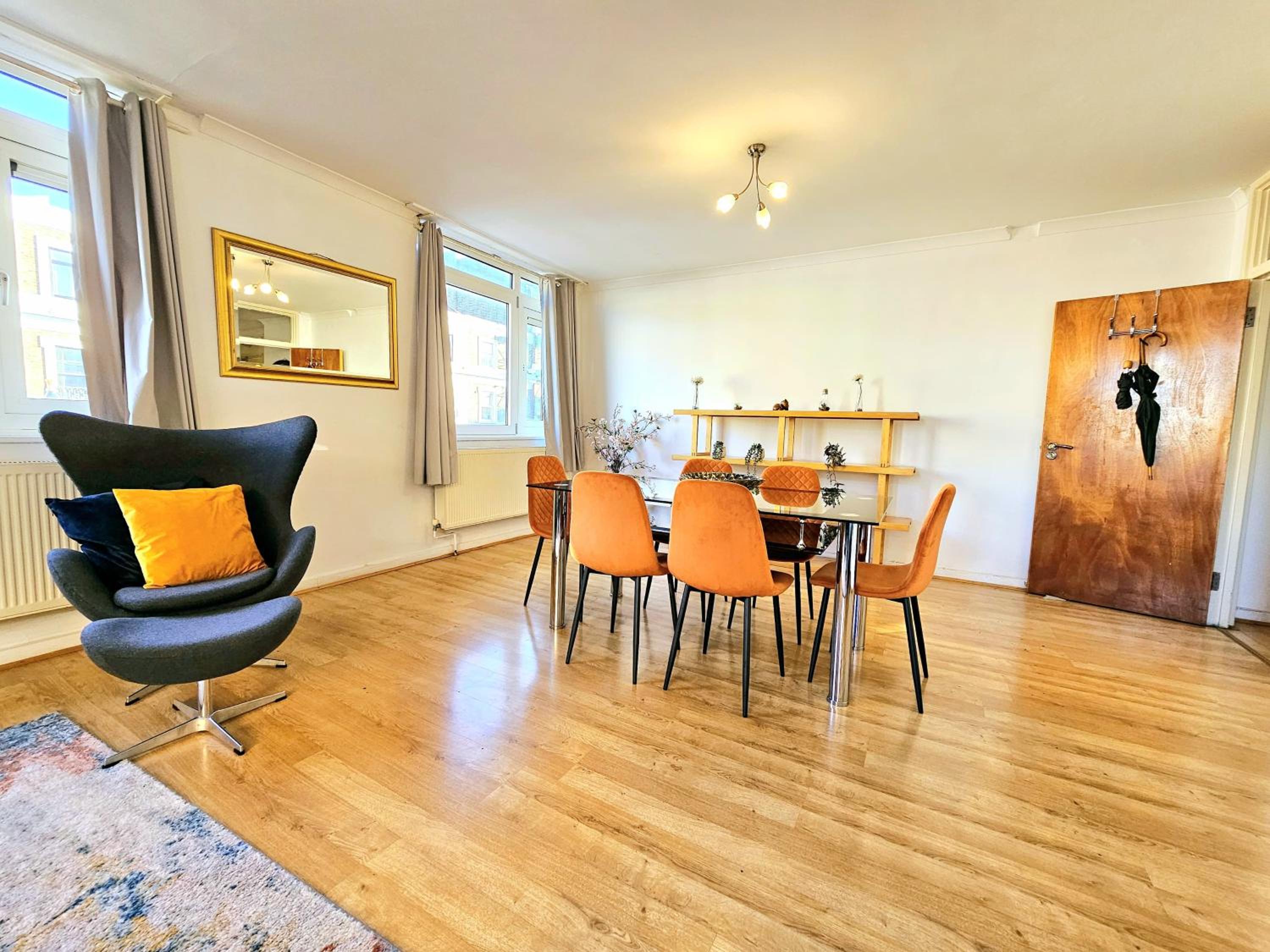 Bright & Spacious Home in Building with Lift, right next to Bayswater Station - Walk to Kensington Palace, Hyde Park, Little Venice & Notting Hill