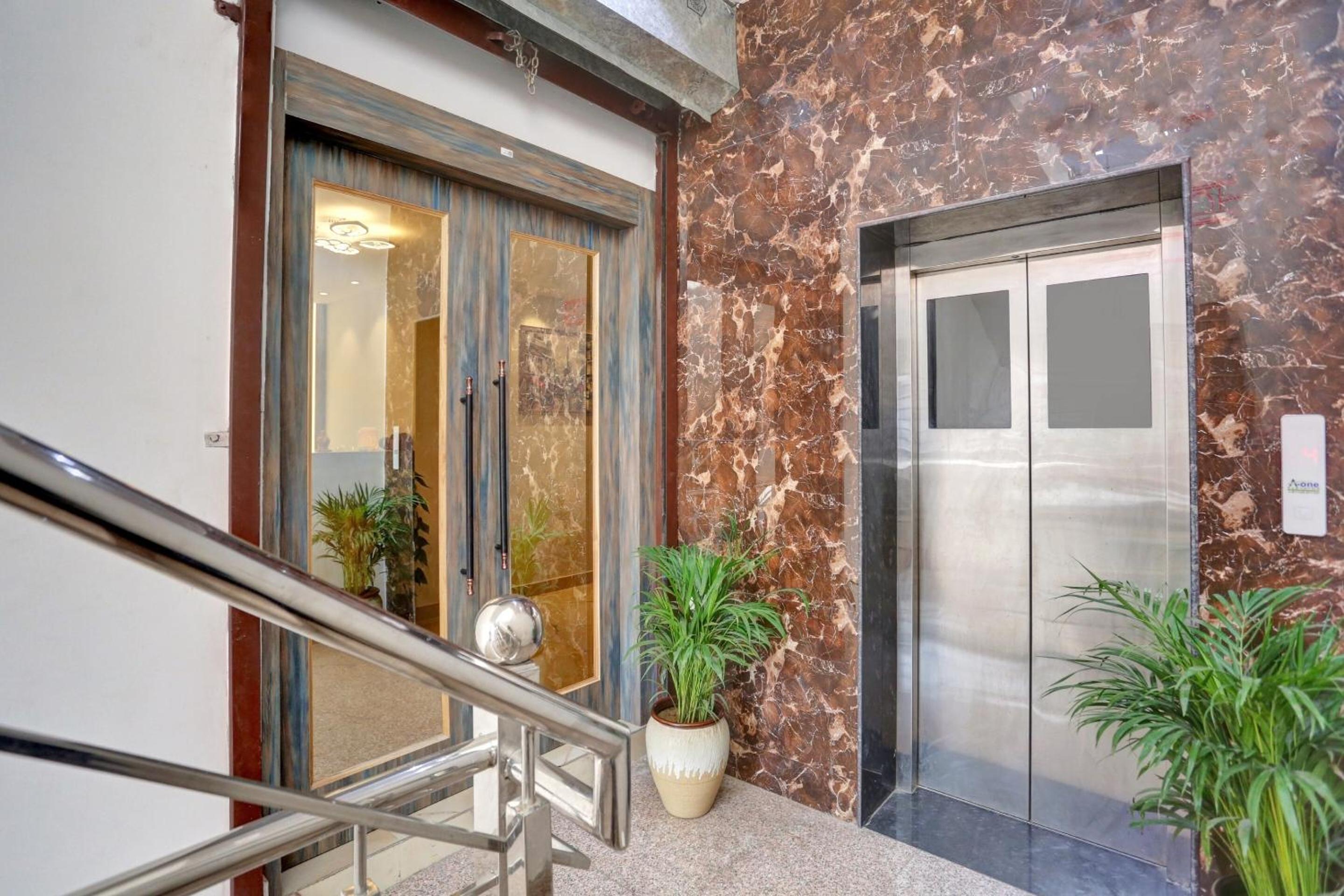 Lobby & Reception