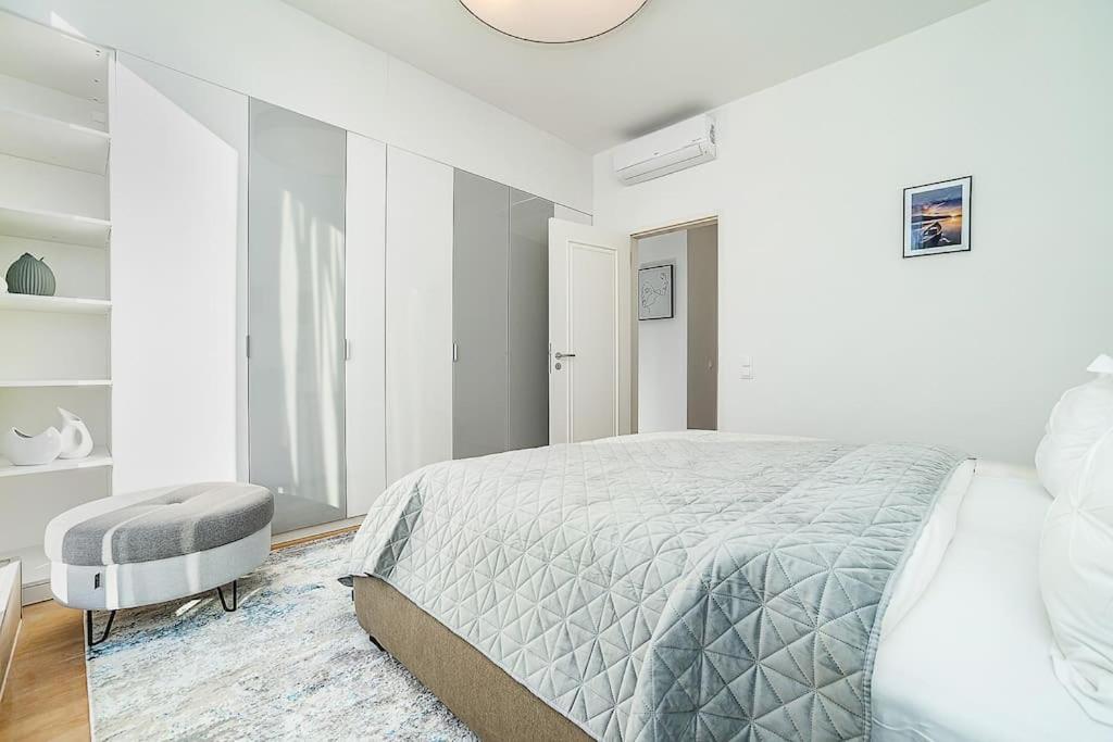 High-class rooftop apt. with spacious terrace