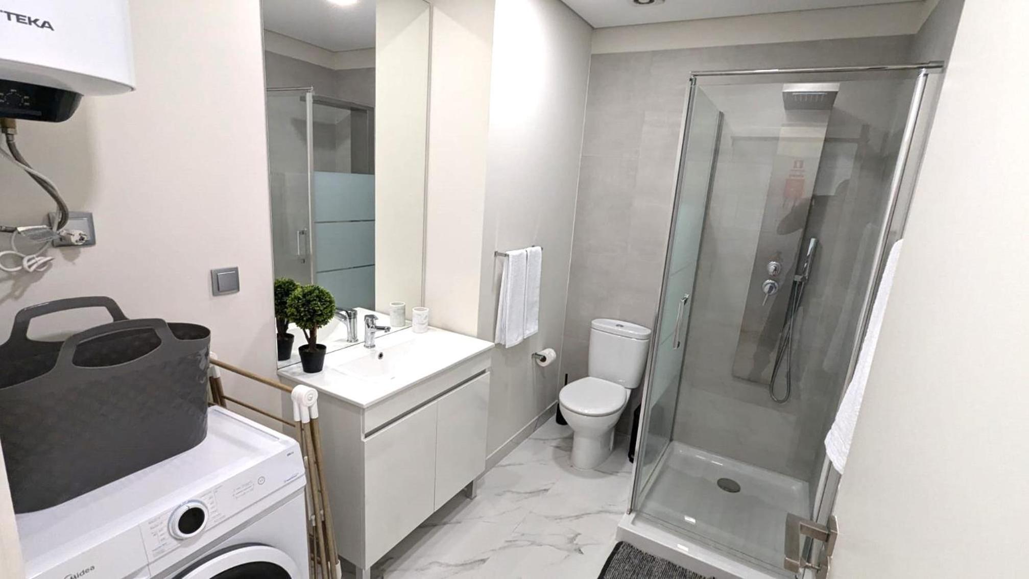 Top-Floor One-Bedroom Flats - Peaceful with Ocean and City Views view 3