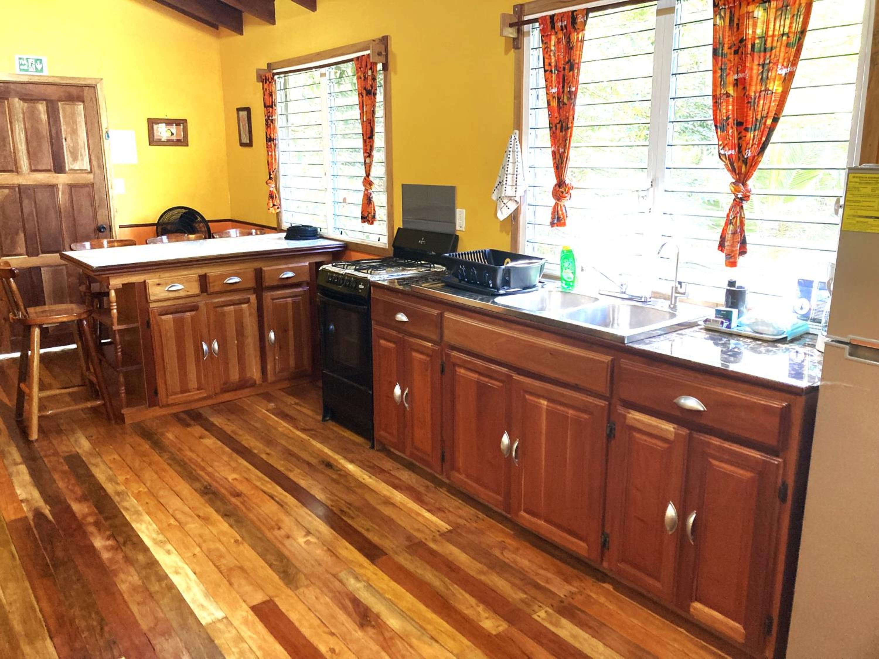 2BR Treetop Cottage Tropical Adventure, Maya Ruins San Ignacio Center Nearby