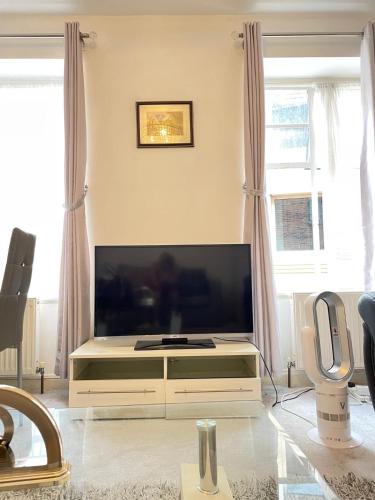 Luxurious Westminster Flat Perfect for Families & Business Travelers, Steps to Landmarks!