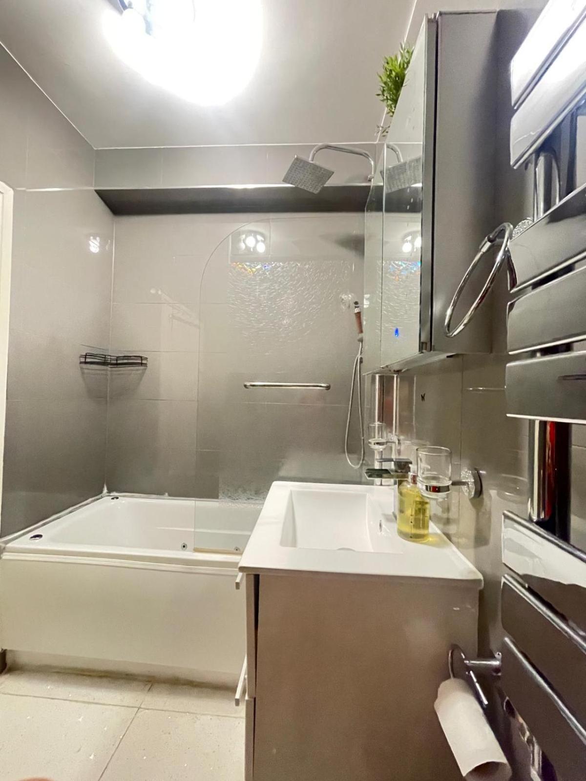 Luxurious Westminster Flat Perfect for Families & Business Travelers, Steps to Landmarks!