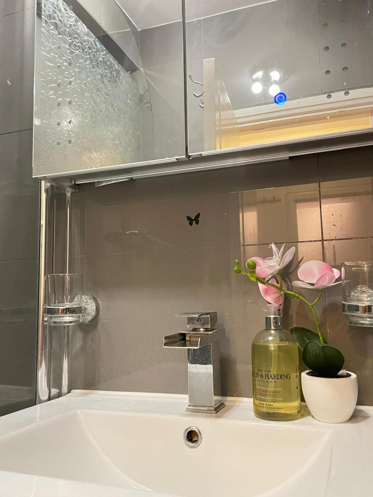 Luxurious Westminster Flat Perfect for Families & Business Travelers, Steps to Landmarks!