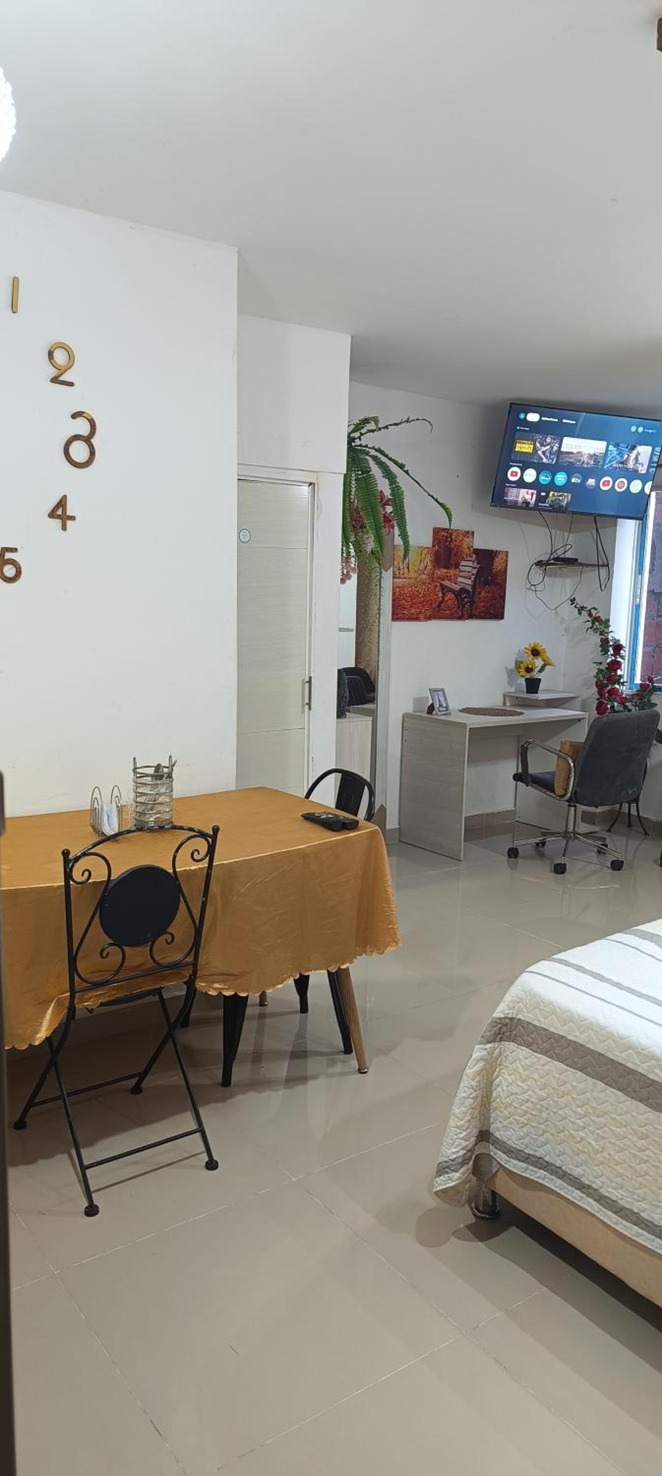 Apartaestudio totalmente equipado con cocina integrada para el uso diario, baño totalmente funcional cerca de centros comerciales y, restaurantes y superme view 2