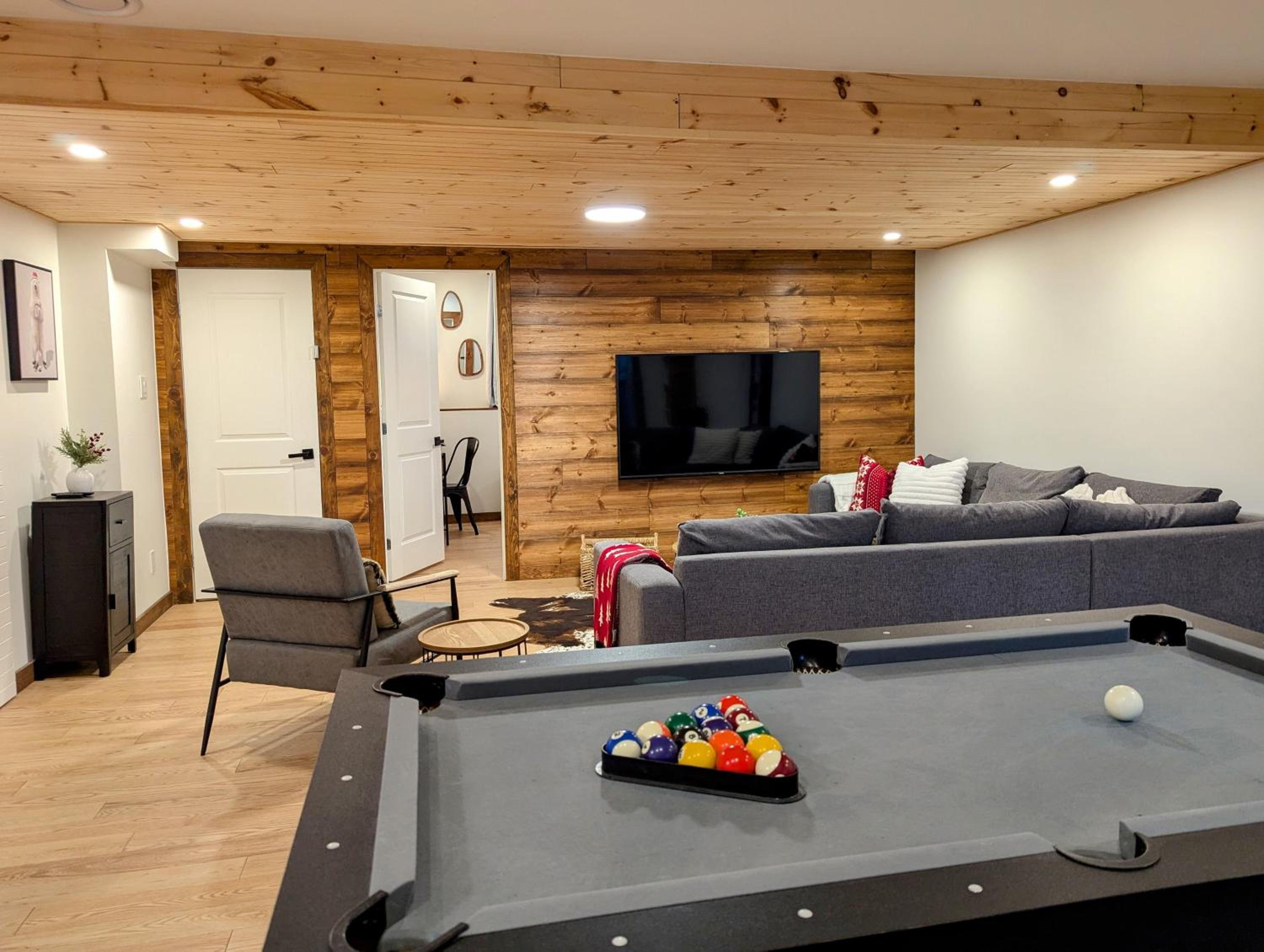Ski in Tremblant & Mont Blanc - Views, Spa and Pool table