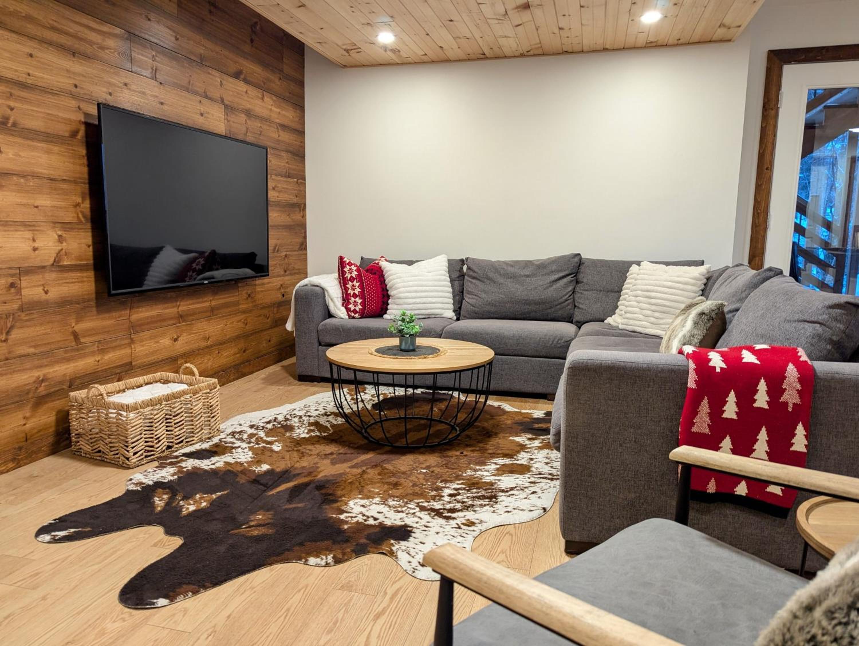 Ski in Tremblant & Mont Blanc - Views, Spa and Pool table