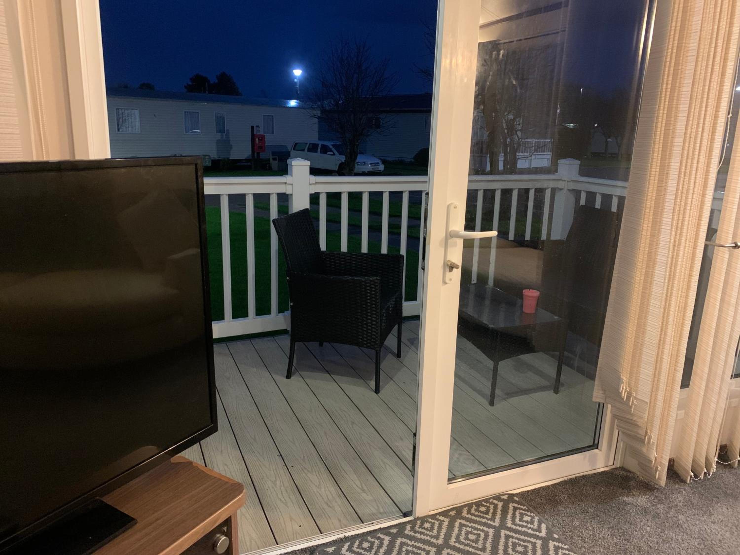 luxury 2 bed lodge sleeps up to 6, free parking, Wi-Fi, E3 Whitehouse leisure park towyn