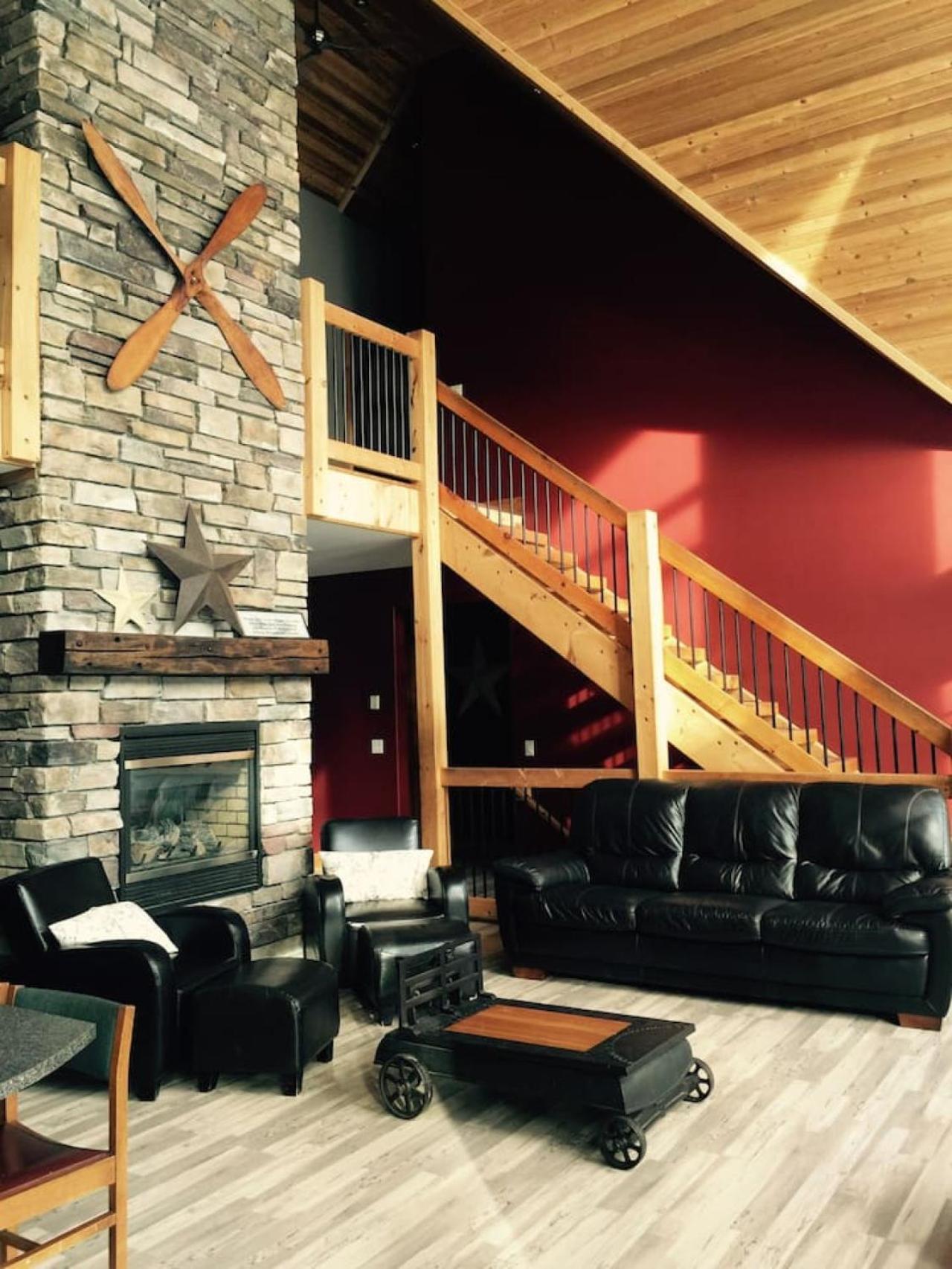 Red Devil Six Bedroom Cottage Private Beach