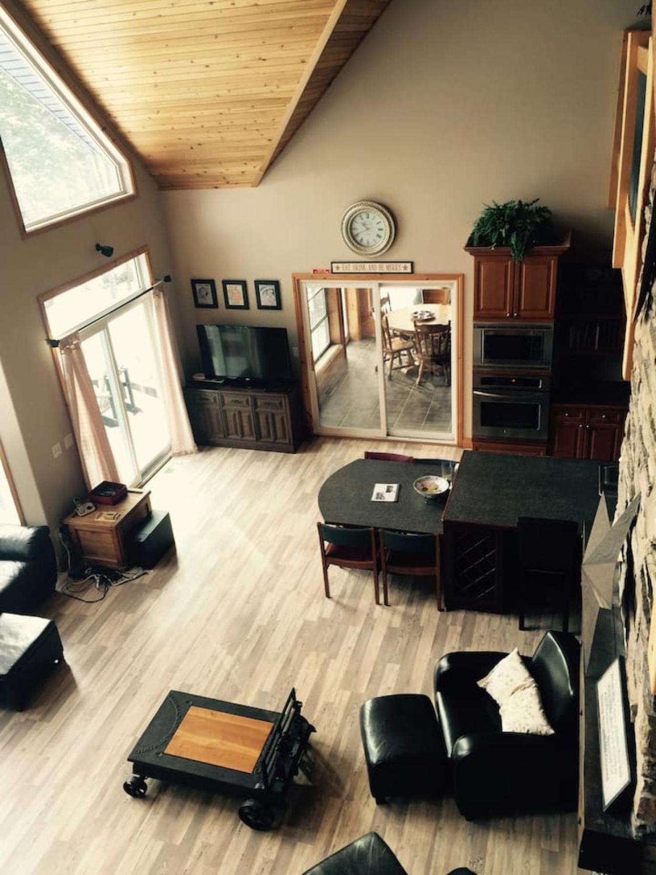 Red Devil Six Bedroom Cottage Private Beach