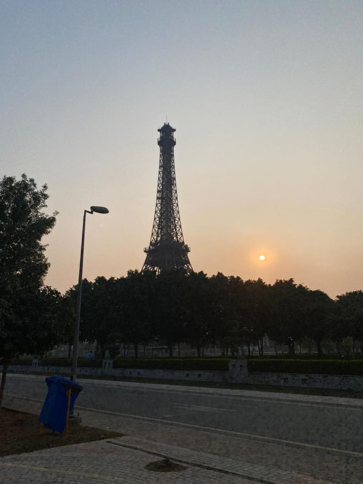 Luxe Eiffel Facing Apartments